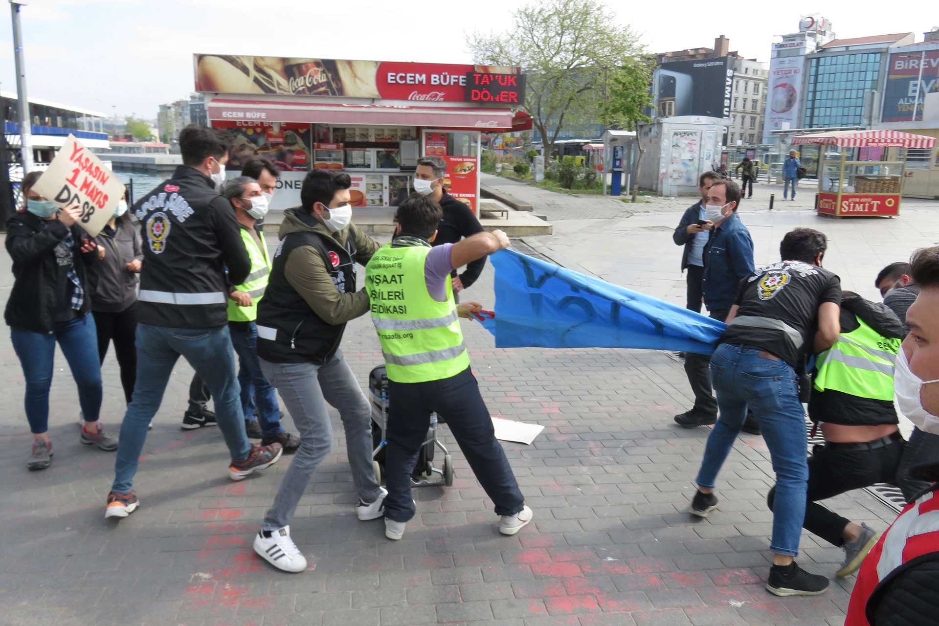 Kadıköy ve Taksim'de 1 Mayıs eylemlerine müdahale: Gözaltılar var