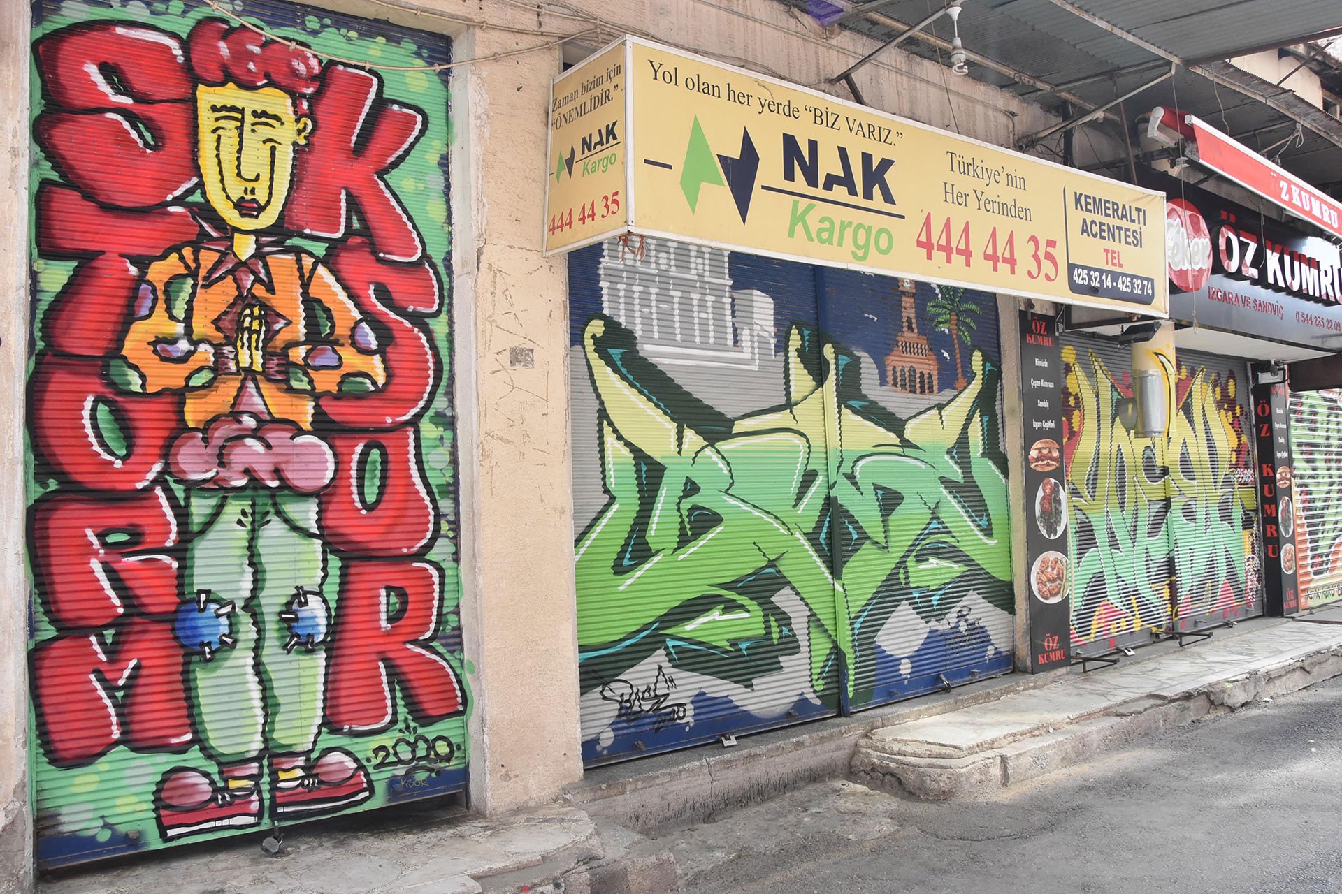 Kemeraltı Çarşısı'ndaki iş yerlerinin kepenklerine çizilen grafitiler.