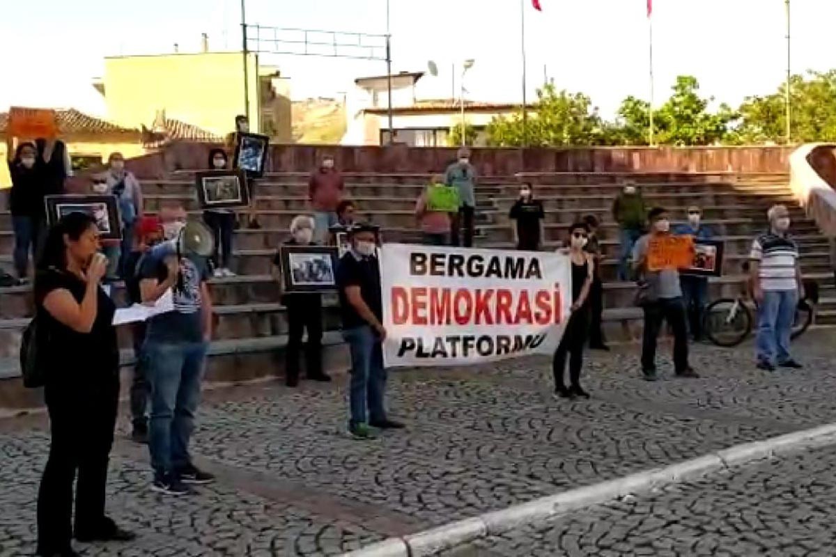 Bergama Demokrasi Platformu yazılı pankart ve madenci fotoğrafları tutan kitle.