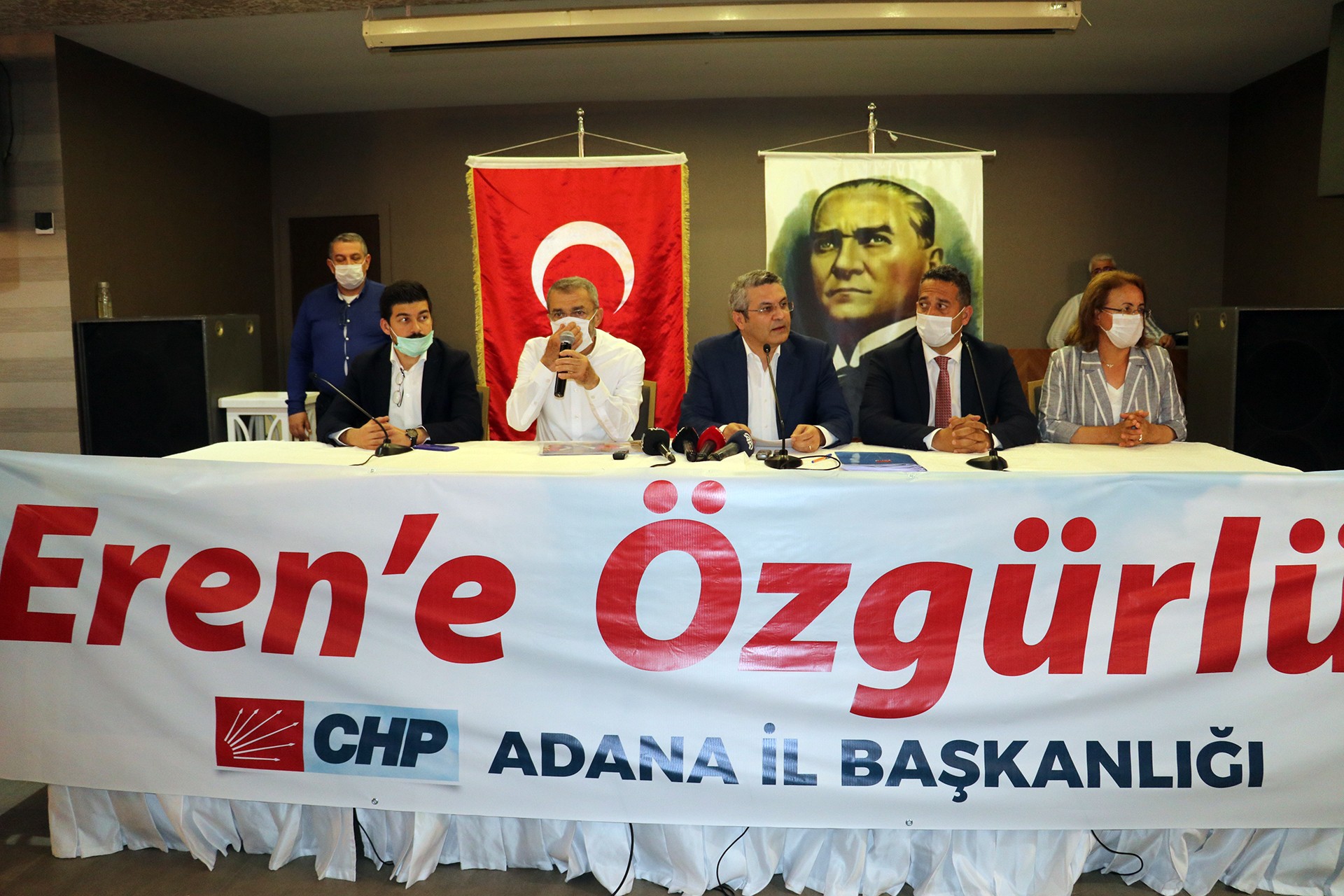 CHP Genel Başkan Yardımcısı Oğuz Kaan Salıcı, tutuklanan CHP Yüreğir Gençlik Kolları Başkanı Eren Yıldırım'ın serbest bırakılması talebiyle basın açıklaması düzenlerken.