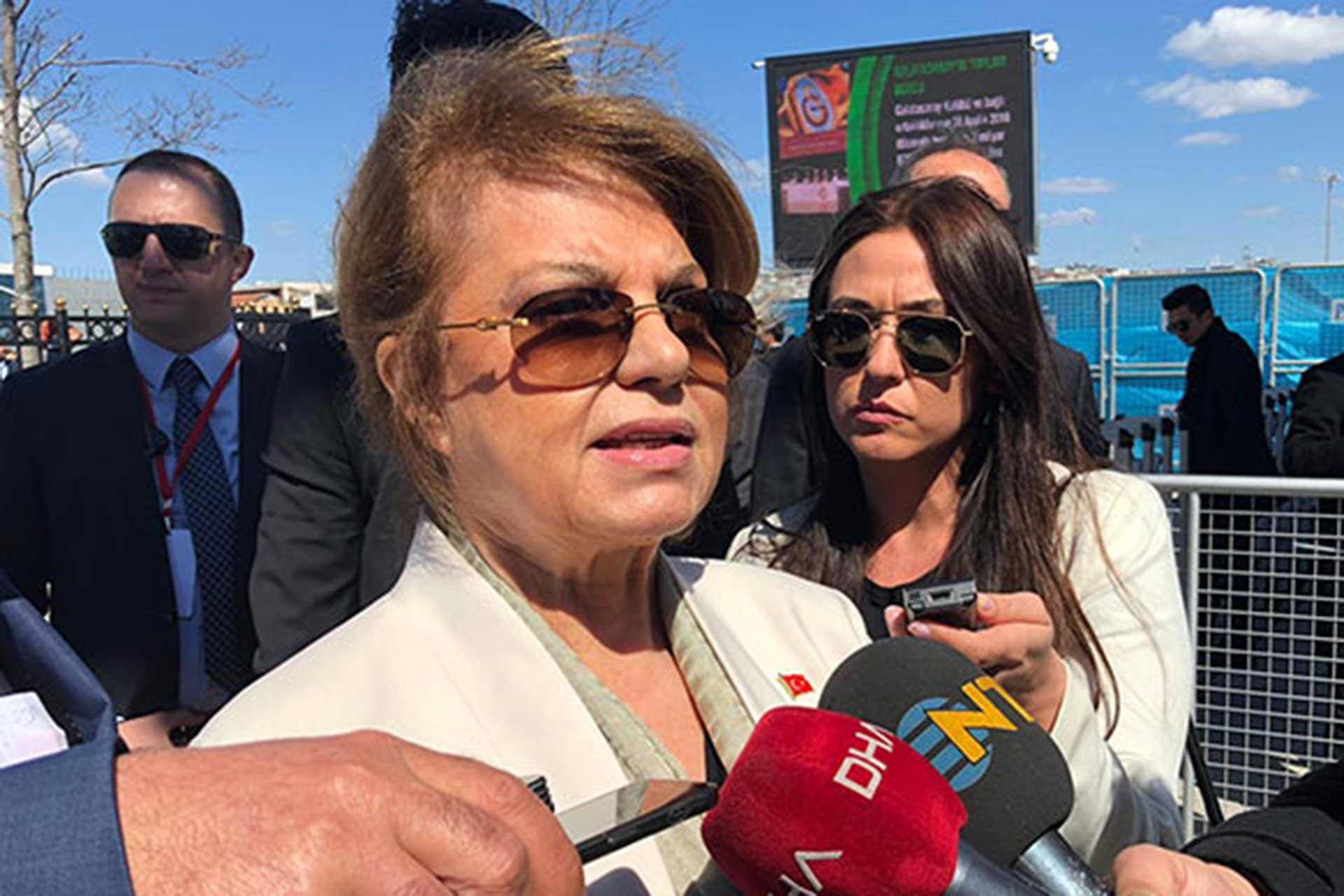 Tansu Çiller, 24 Mart 2019'da Erdoğan ve Bahçeli'nin Yenikapı'da düzenlediği ortak seçim mitinginde basına demeç verirken