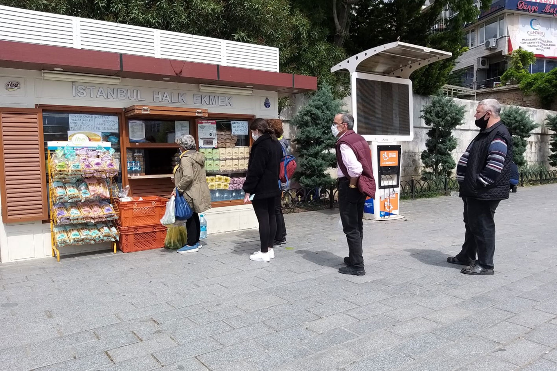 Halk Ekmek önünde sıra bekleyen yurttaşlar