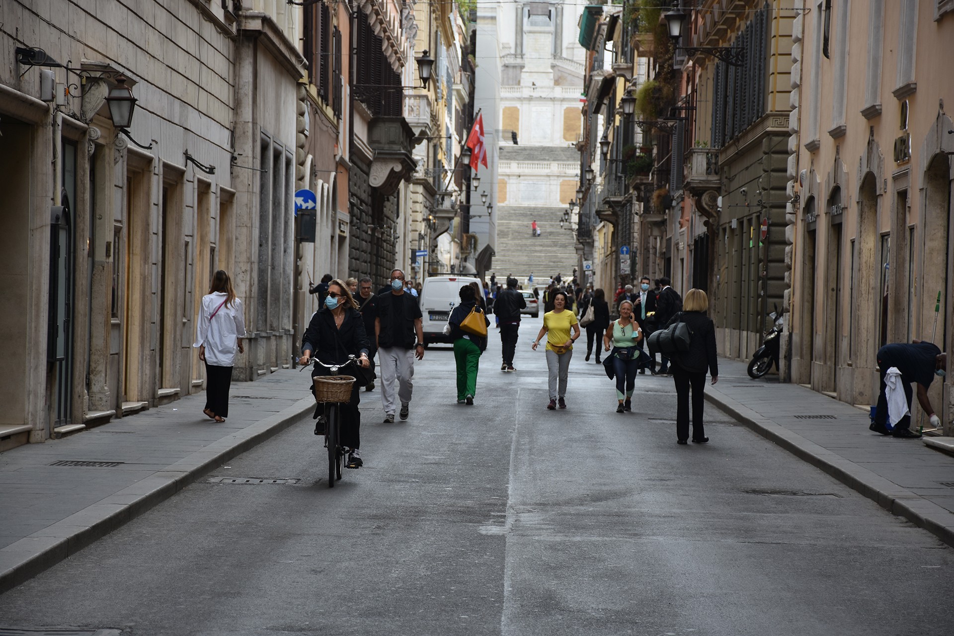 Roma sokaklarında yürüyen çok sayıda kişi.