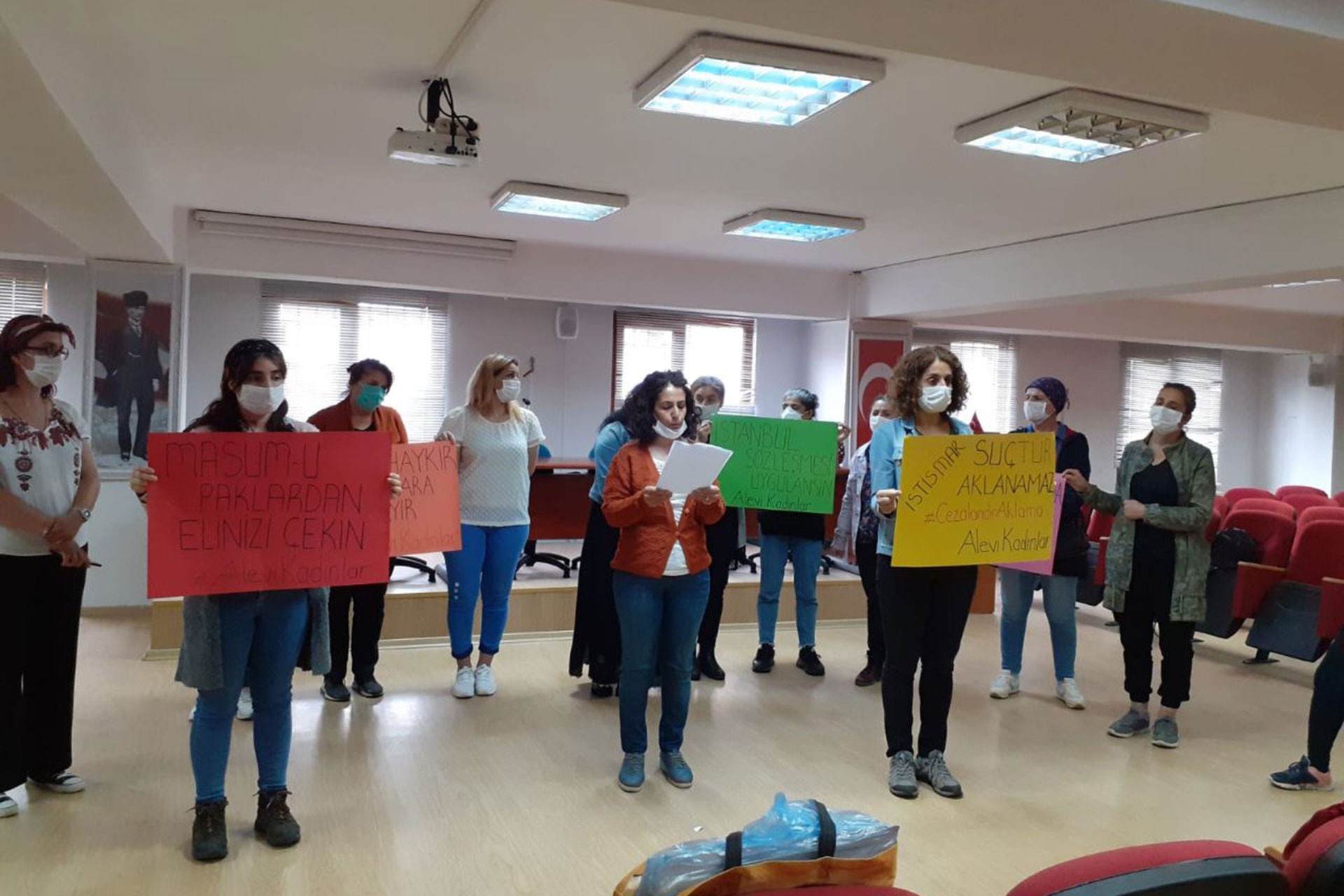 İzmir’de Alevi kadınlar Yamanlar Cemevinde istismarı aklayan yasa tasarısına itiraz etmek için basın açıklaması yaptı