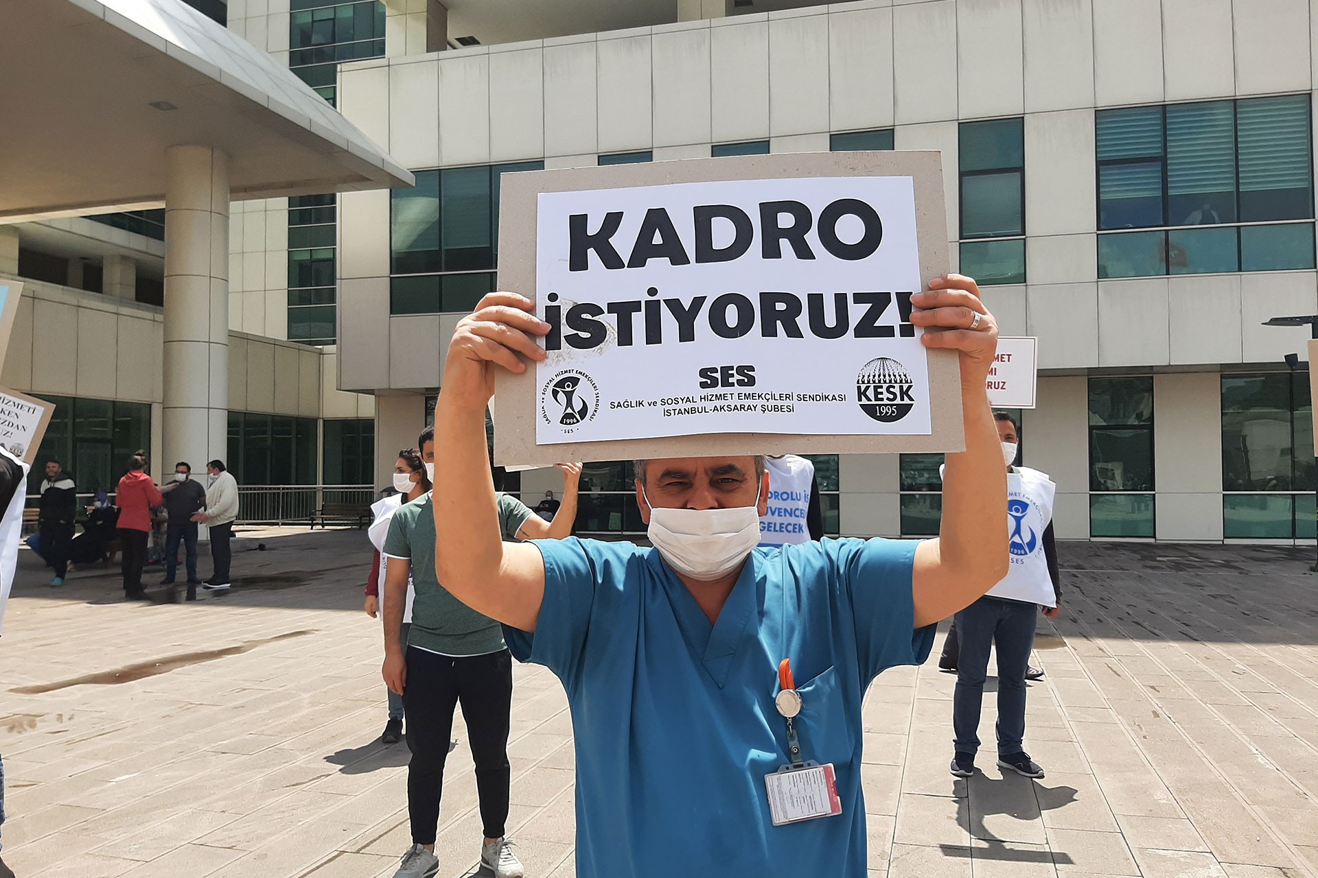 Kadro istiyoruz dövizini tutan bir taşeron sağlık işçisi