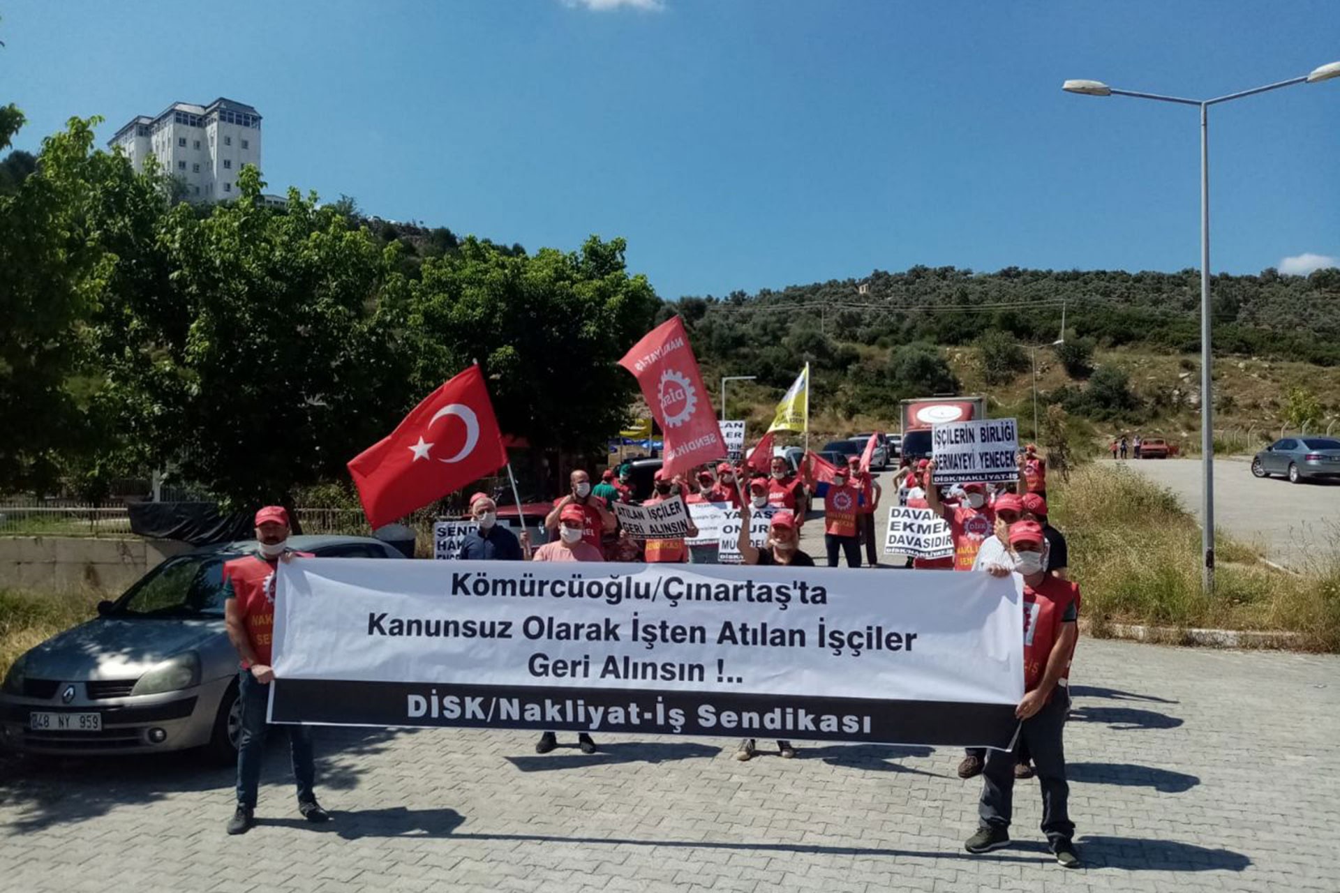 Muğla Milas’ta Kömürcüoğlu Gruba ait Çınartaş işyeri önünde işçiler işten atıldıkları için açıklama yaptı.