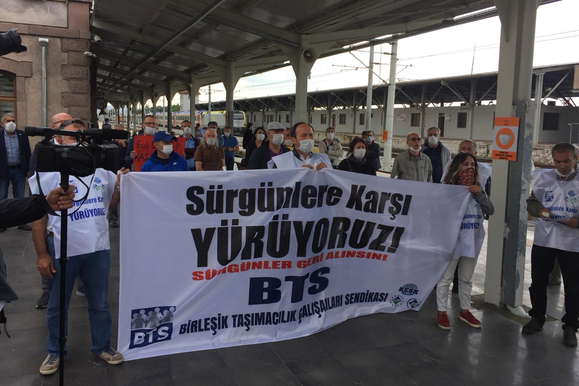 BTS üyelerinin İzmir kolu Balıkesir Garında açıklama yapıyor