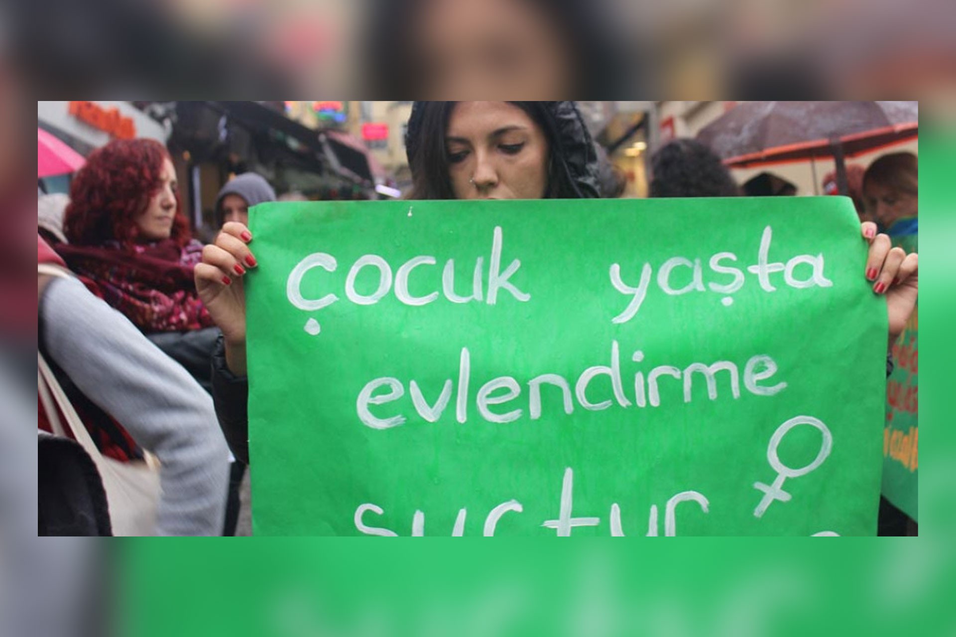 Çocuk yaşta evlendirme suçtur yazılı döviz