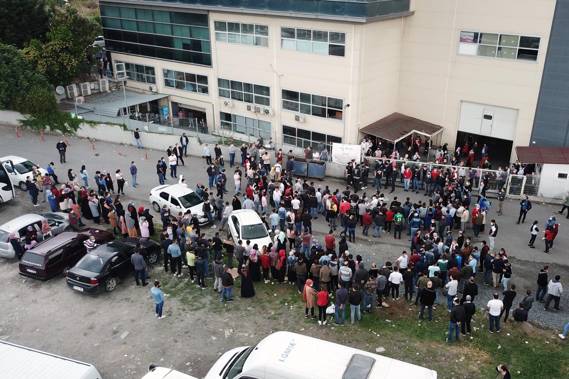 Çiftçiler Ayakkabı işçileri fabrika önünde eylem yaparken