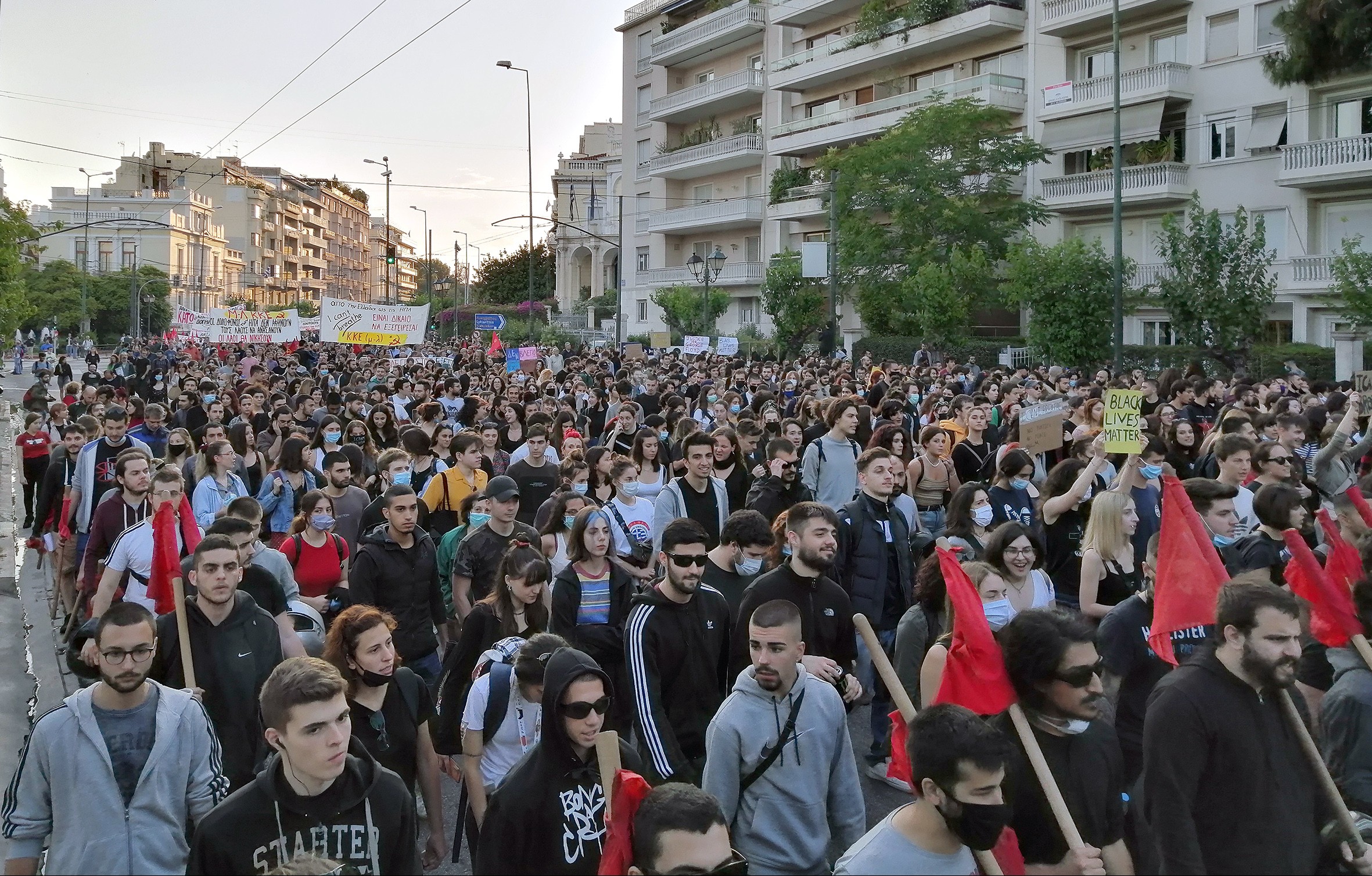 Atina'da Sintagma meydanında toplanan çok sayıda kişi.