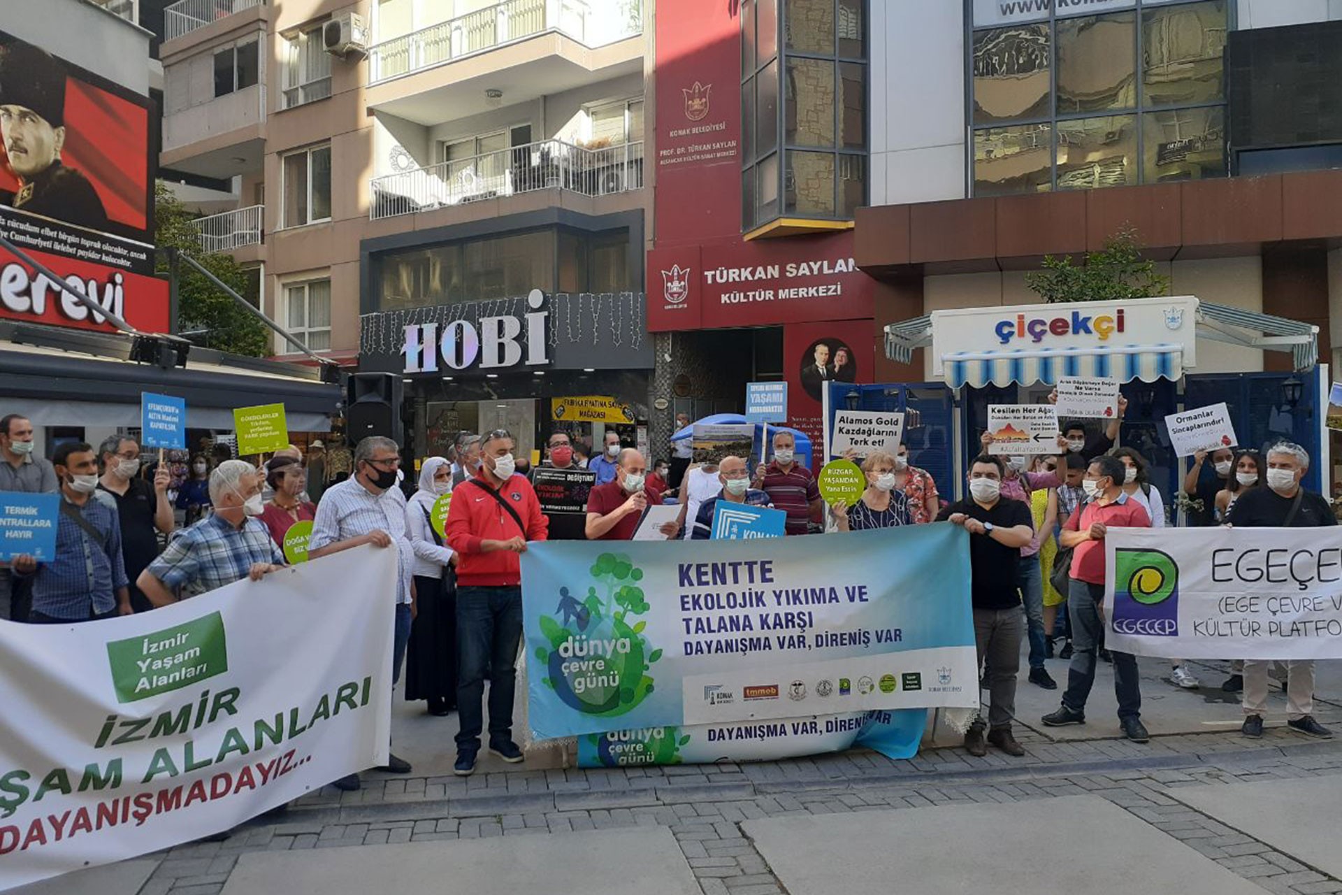 Alsancak Türkan Saylan Kültür Merkezi önünde  basın açıklaması yaparak kentteki ekoloji yıkıma ve talana karşı tepki gösterdi