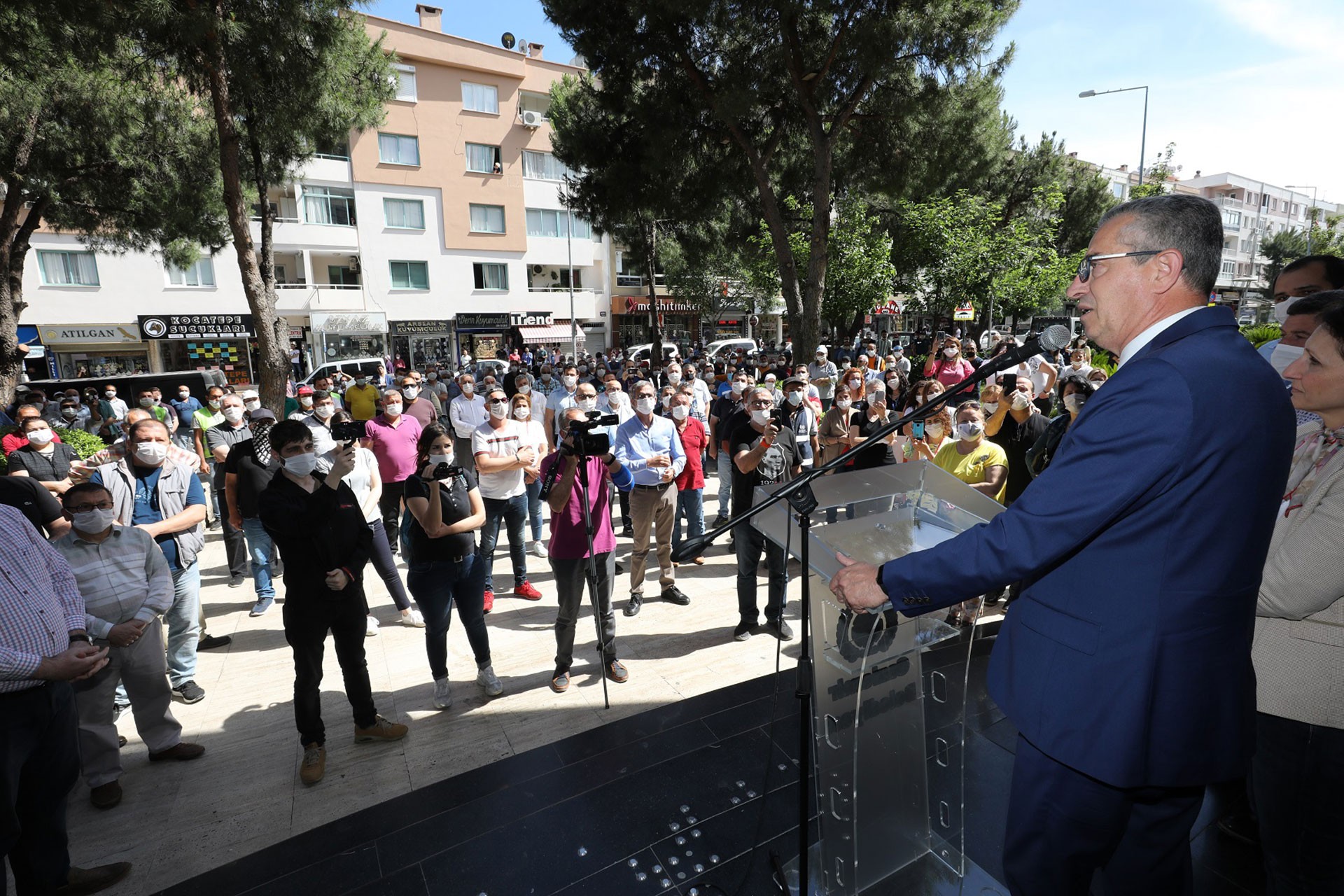 Gaziemir Belediyesi Başkanı Halil Arda belediye binası önünde basın açıklaması yaparken