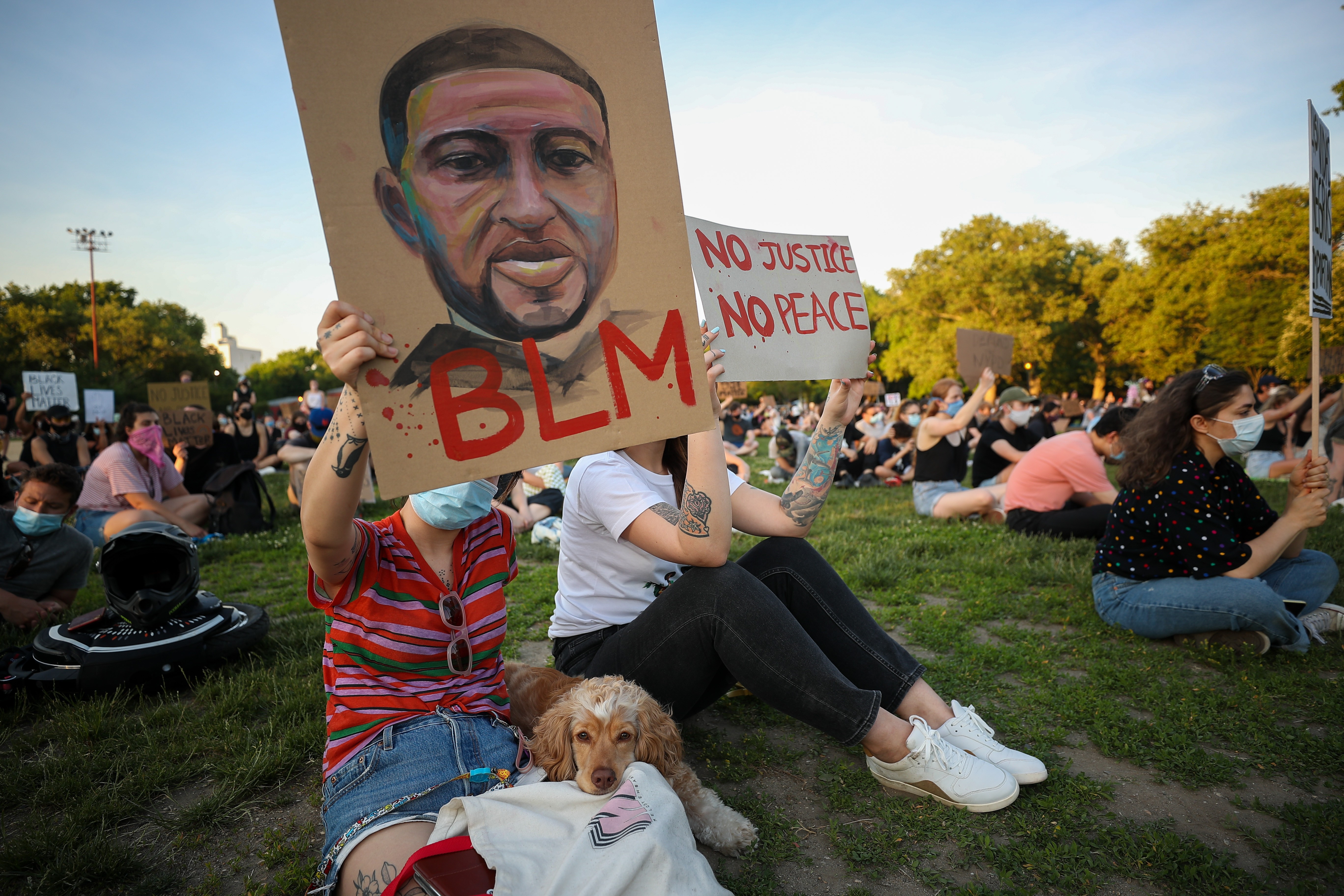 Brooklyn McCarren Park'ta oturan insanlar