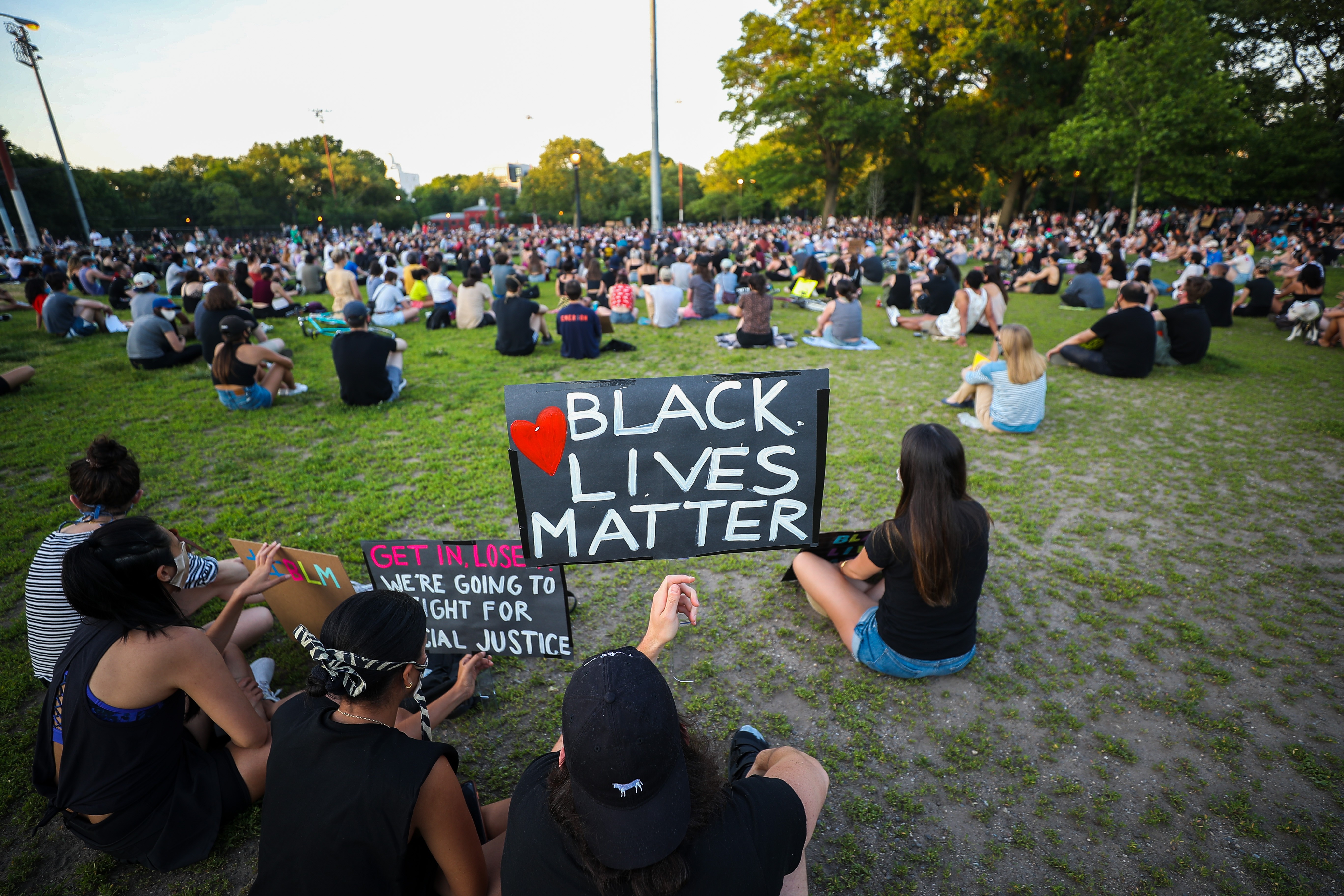 Brooklyn McCarren Park'ta oturan insanlar