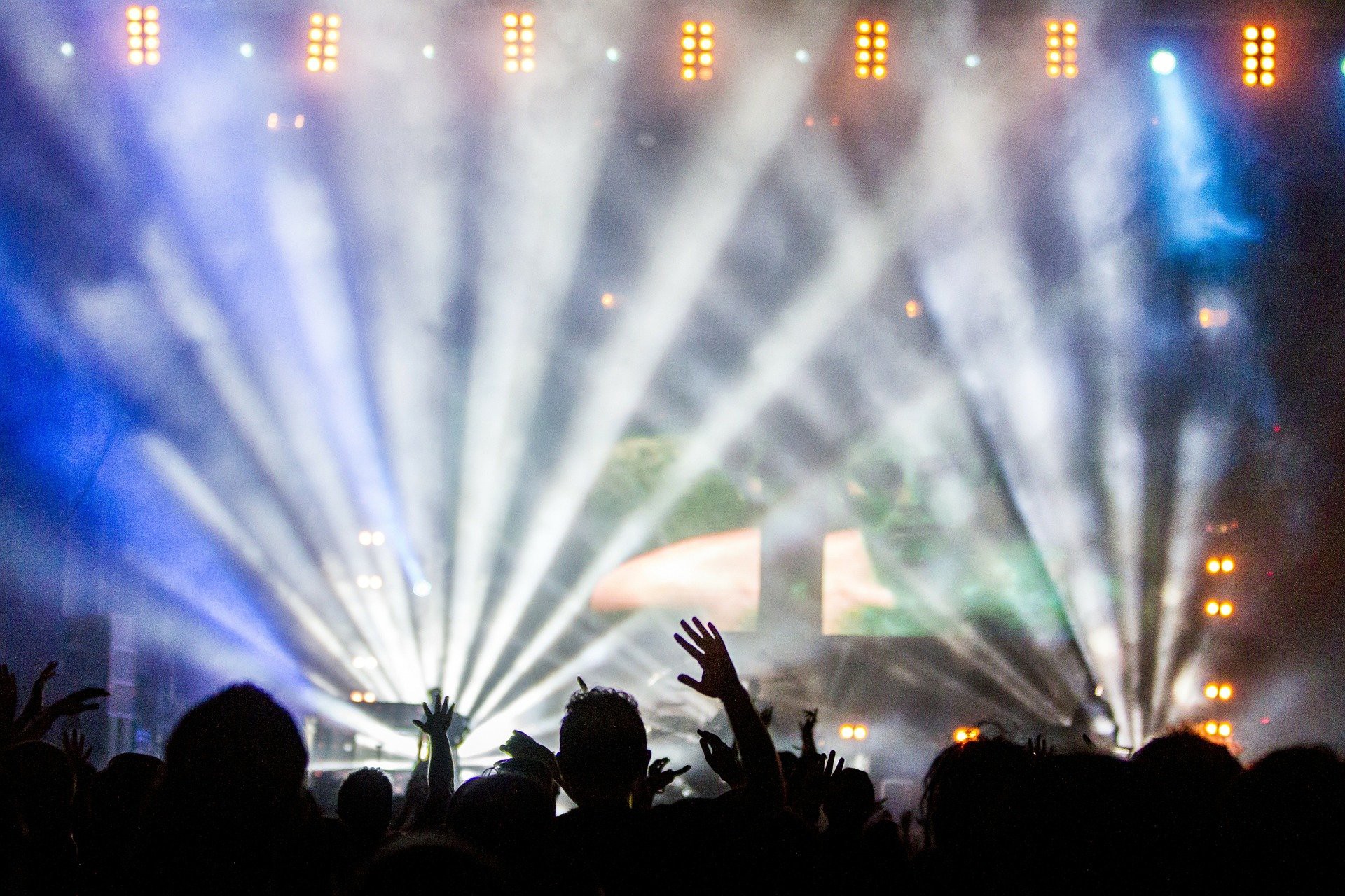 Bir açıkhava konserinde seyircilerin arasından çekilmiş fotoğraf.