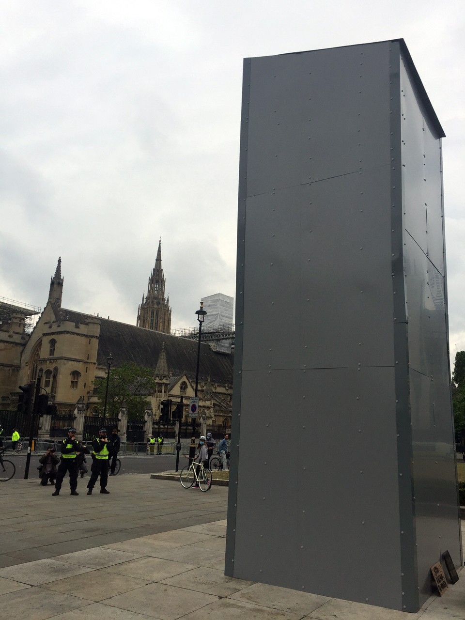 Londra'da süren ırkçılık karşıtı eylemler esnasında polis, Winston Churchill'in heykelini koruma altına aldı.