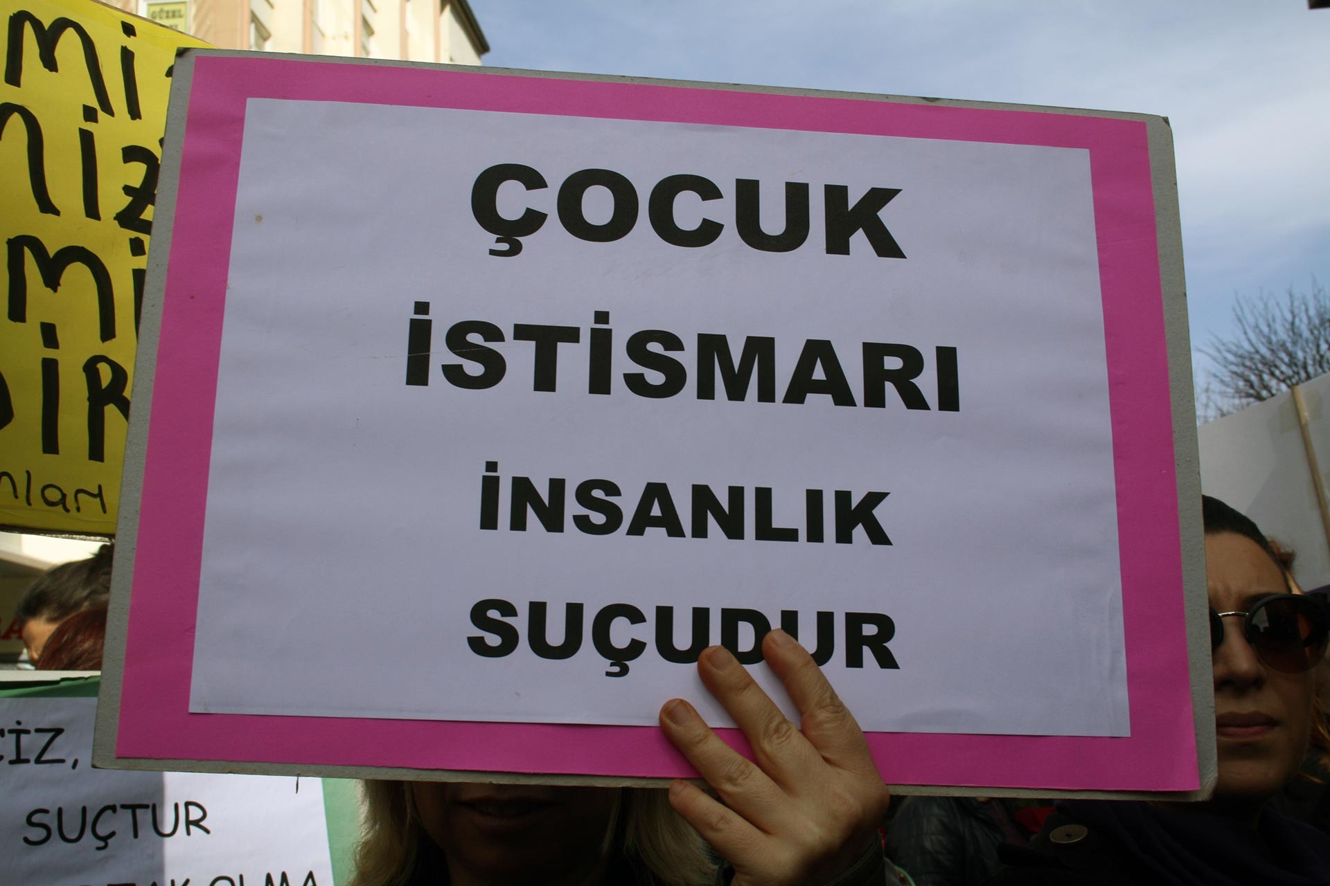 Çocuk istismarı insanlık suçudur yazılı döviz