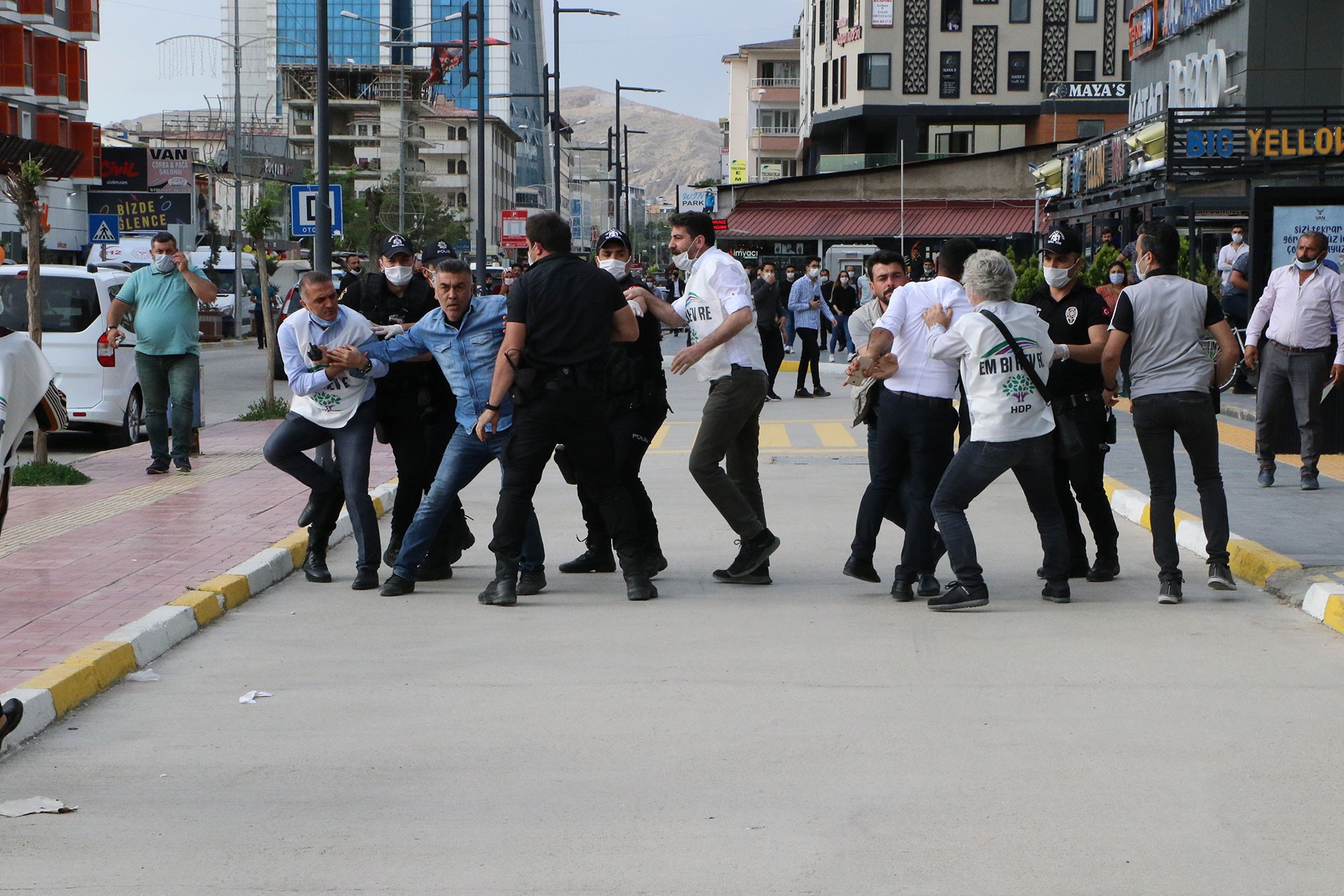 Yürüyüşteki HDP'lilere polis müdahalesi.