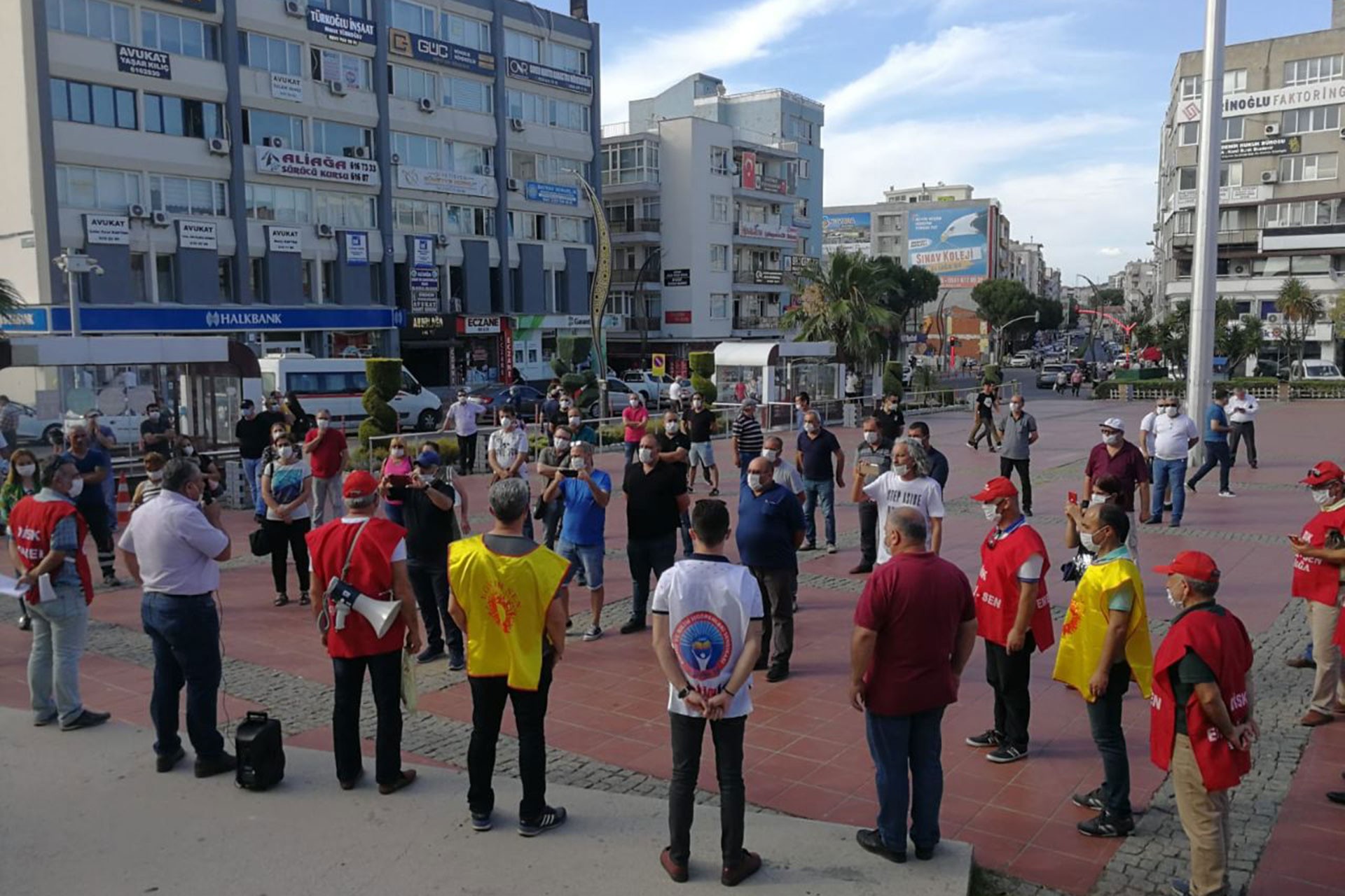 Aliağa Emek ve Demokrasi Platformu Demokrasi Meydanında  , 15-16 Haziran işçi direnişi dolayısıyla açıklama yaparken