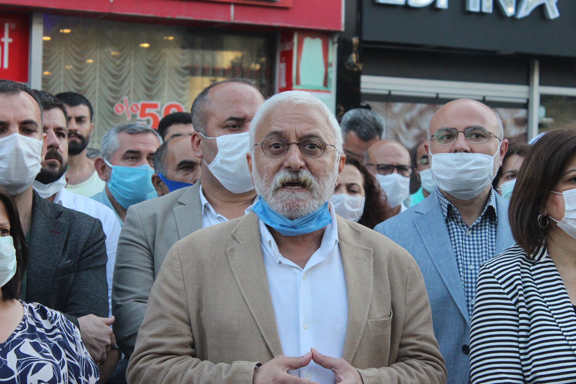 HDP Sözcüsü Saruhan Oluç ve çok sayıda HDP'li açıklama yapıyor.