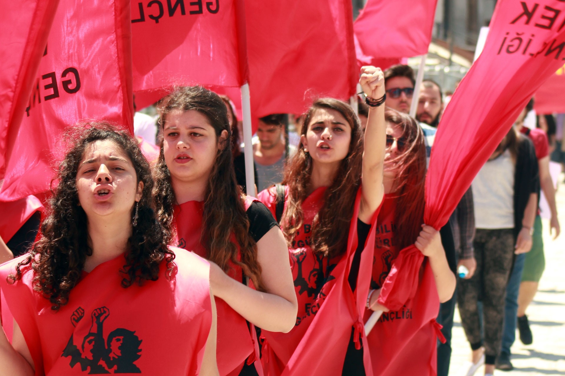 Slogan atan Emek Gençliği üyesi kadınlar