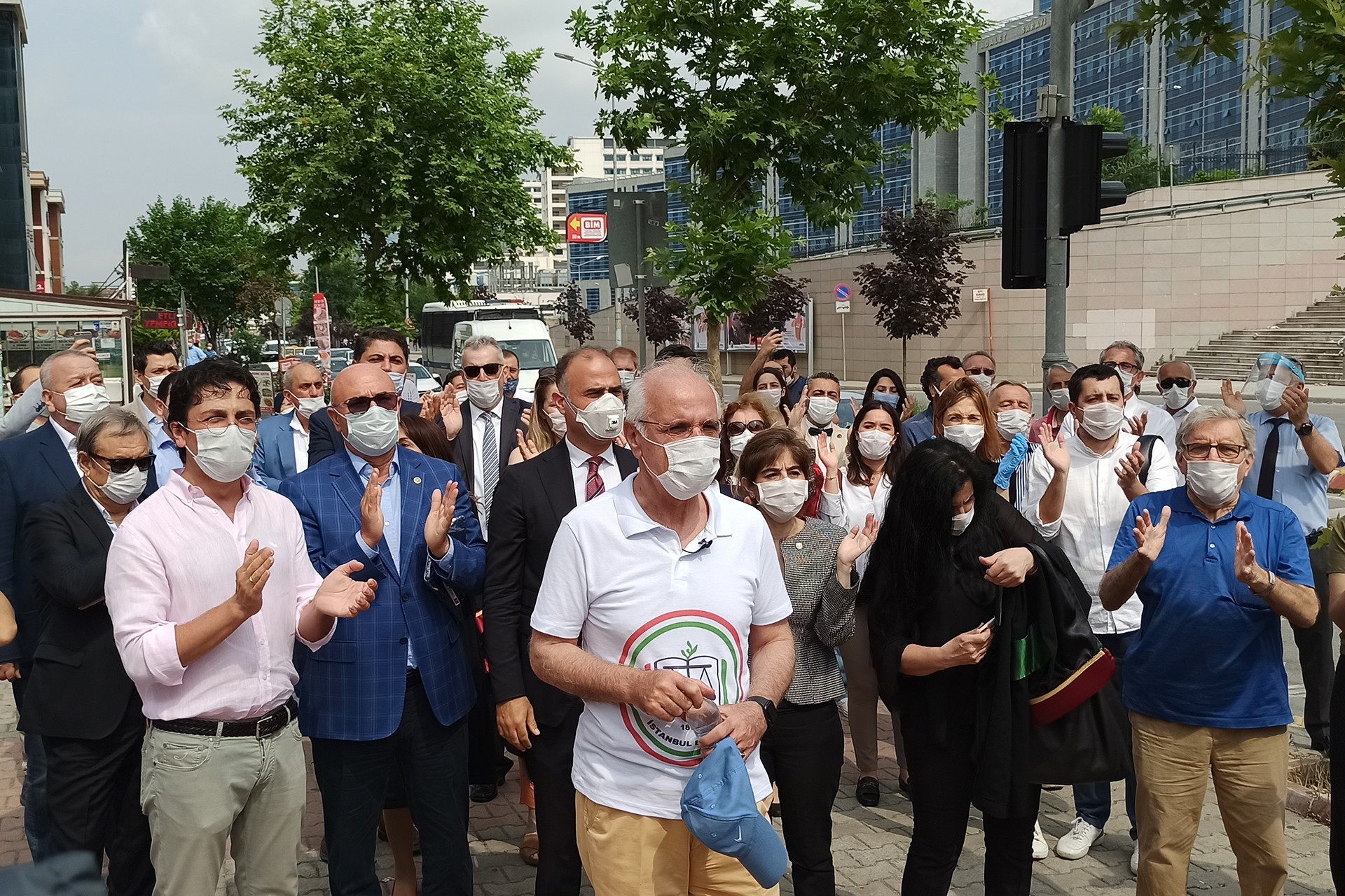 İstanbul Barosu Başkanı Mehmet Durakoğlu, Ankara'ya 'Savunma Yürüyüşü'nü başlattı.