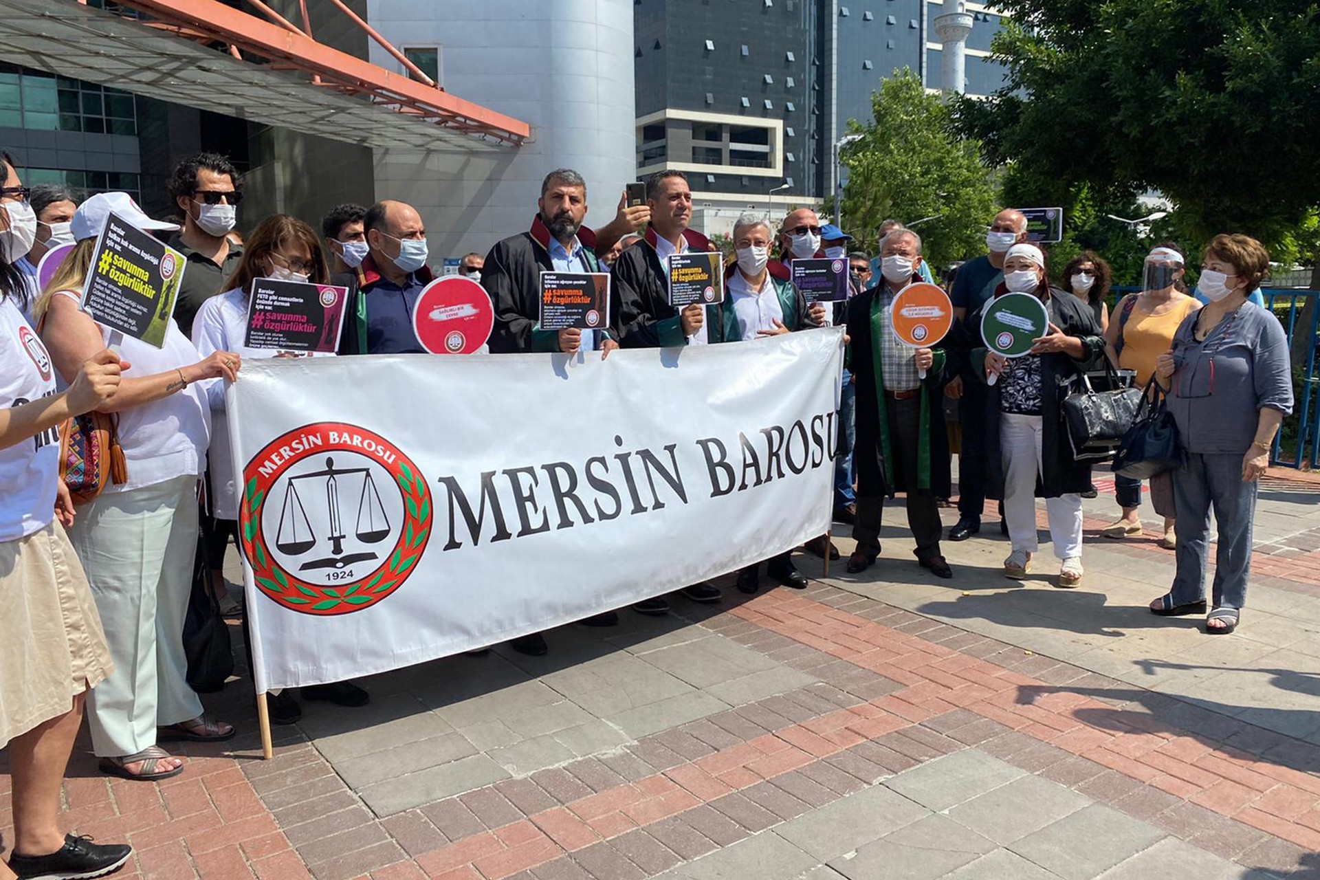 Mersin Barosu Başkanı, Ankara'ya doğru Savunma Yürüyüşü'ne başladı.