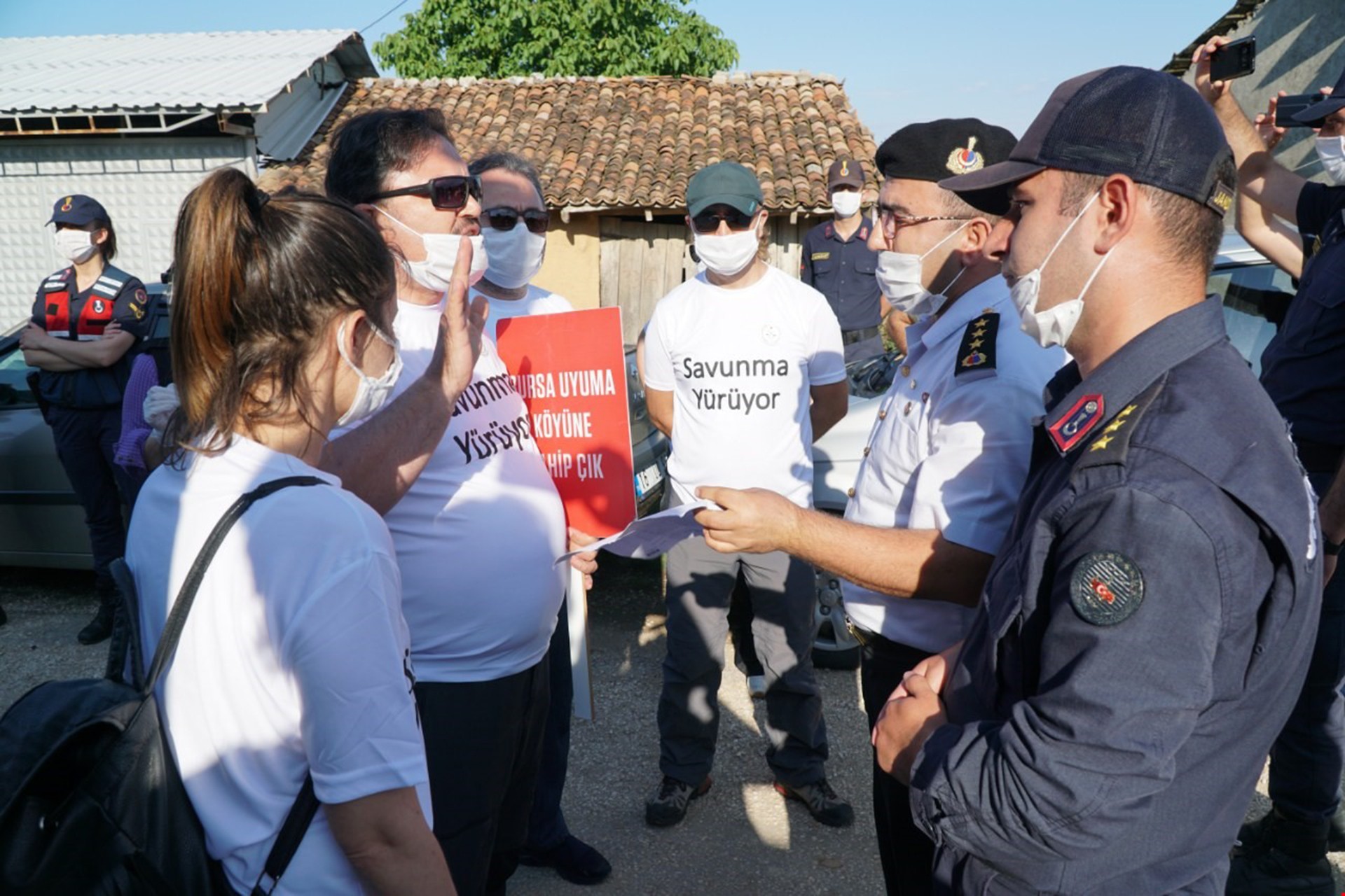 Ankara'ya yürüyen Bursa Barosu Başkanı ve üyelerinin madene karşı direnen Kirazlıyayla köylülerini ziyareti, jandarma tarafından engellenmek istendi.