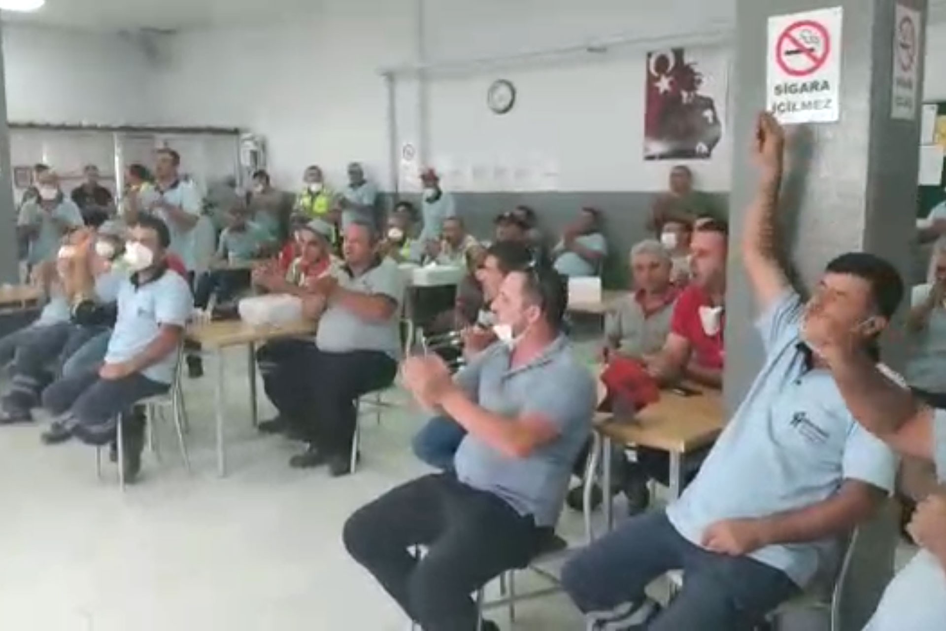 Bornova Belediyesi temizlik işçileri kıdem tazminatının fona devrini protesto ederken