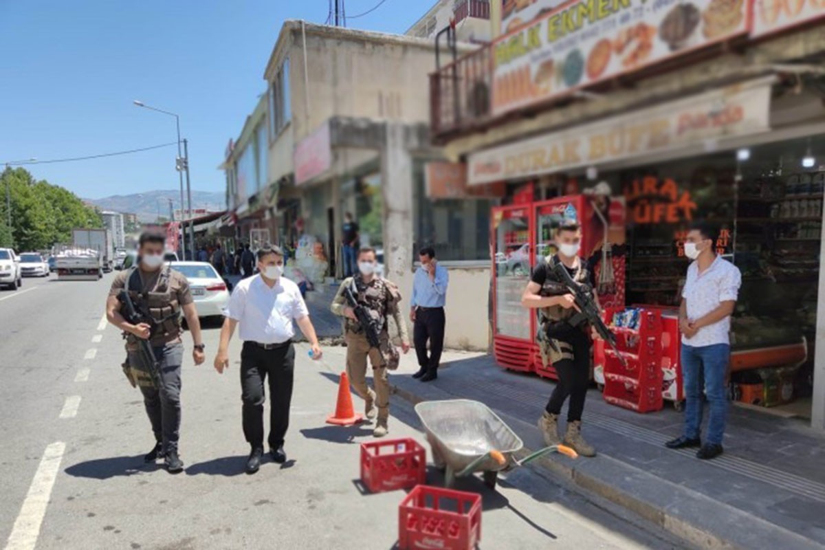 Kayyum, ağır silahlı korumaları eşliğinde geziyor.