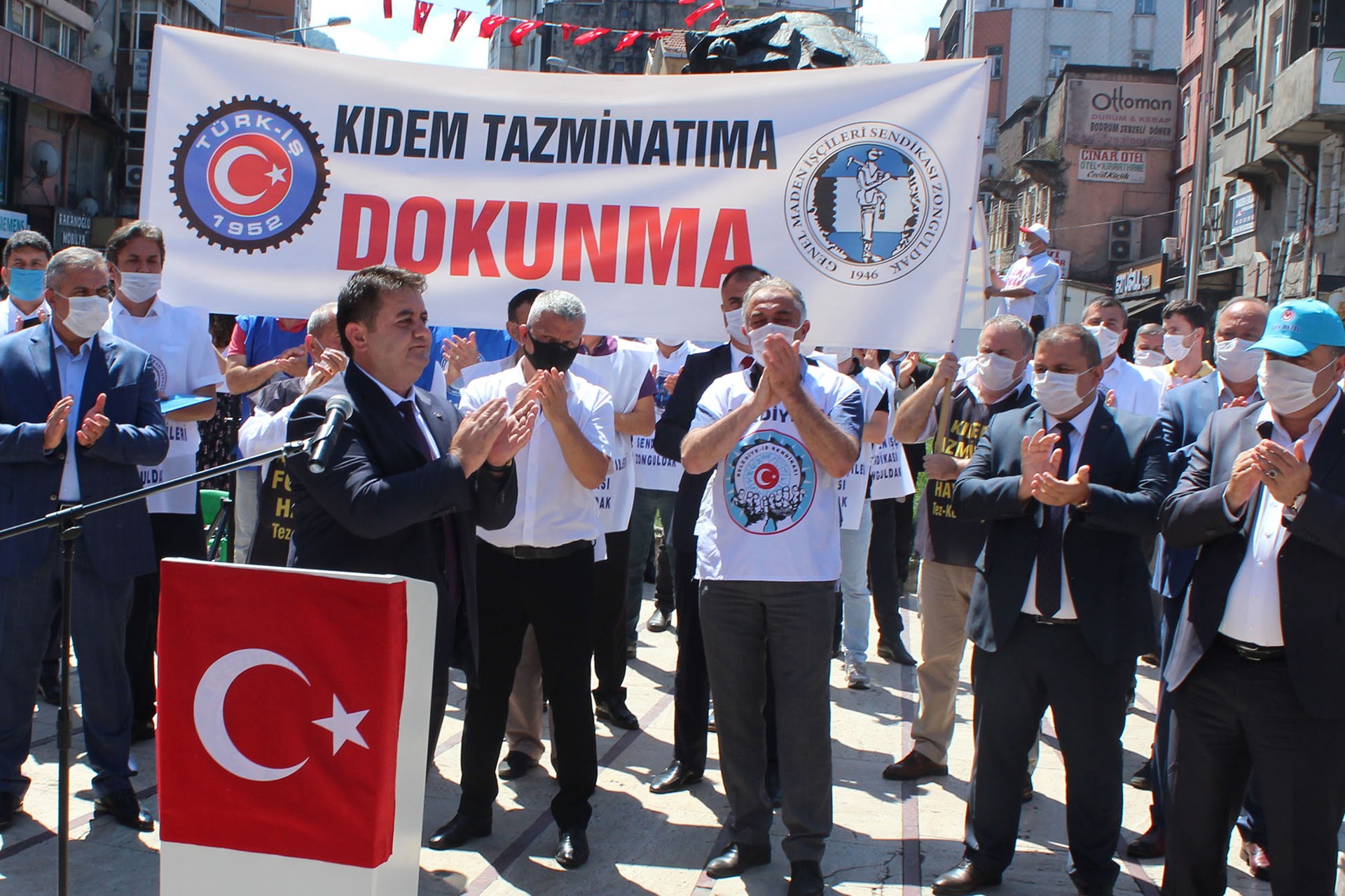 Zonguldak'ta Türk-İş yöneticileri ve işçiler, kıdem tazminatının gasbına karşı basın açıklaması yaptı.