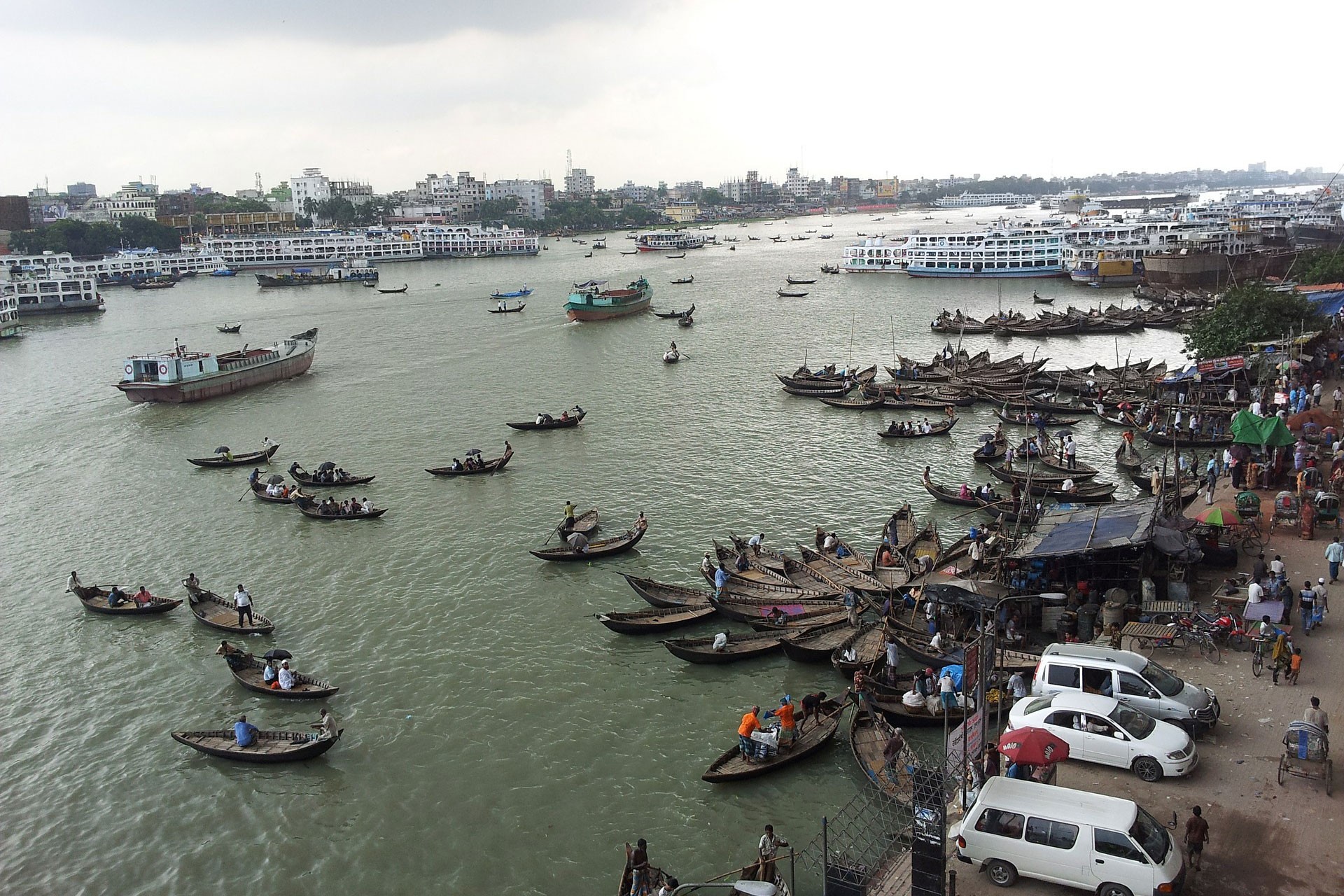 Buriganga Nehri ve tekneler