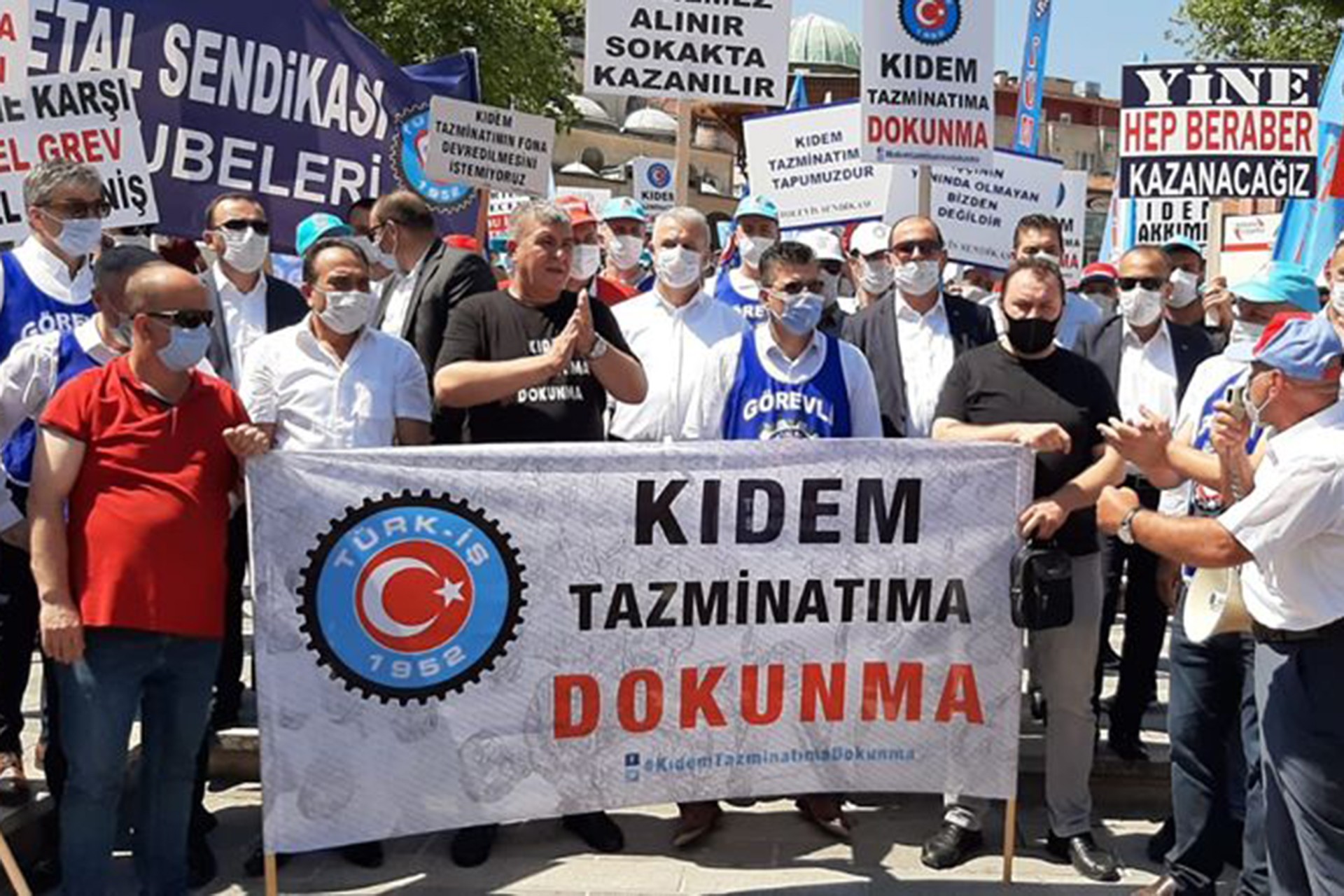 Bursa'da Türk-İş kıdem tazminatının gasbedilmesine karşı eylem yaptı.