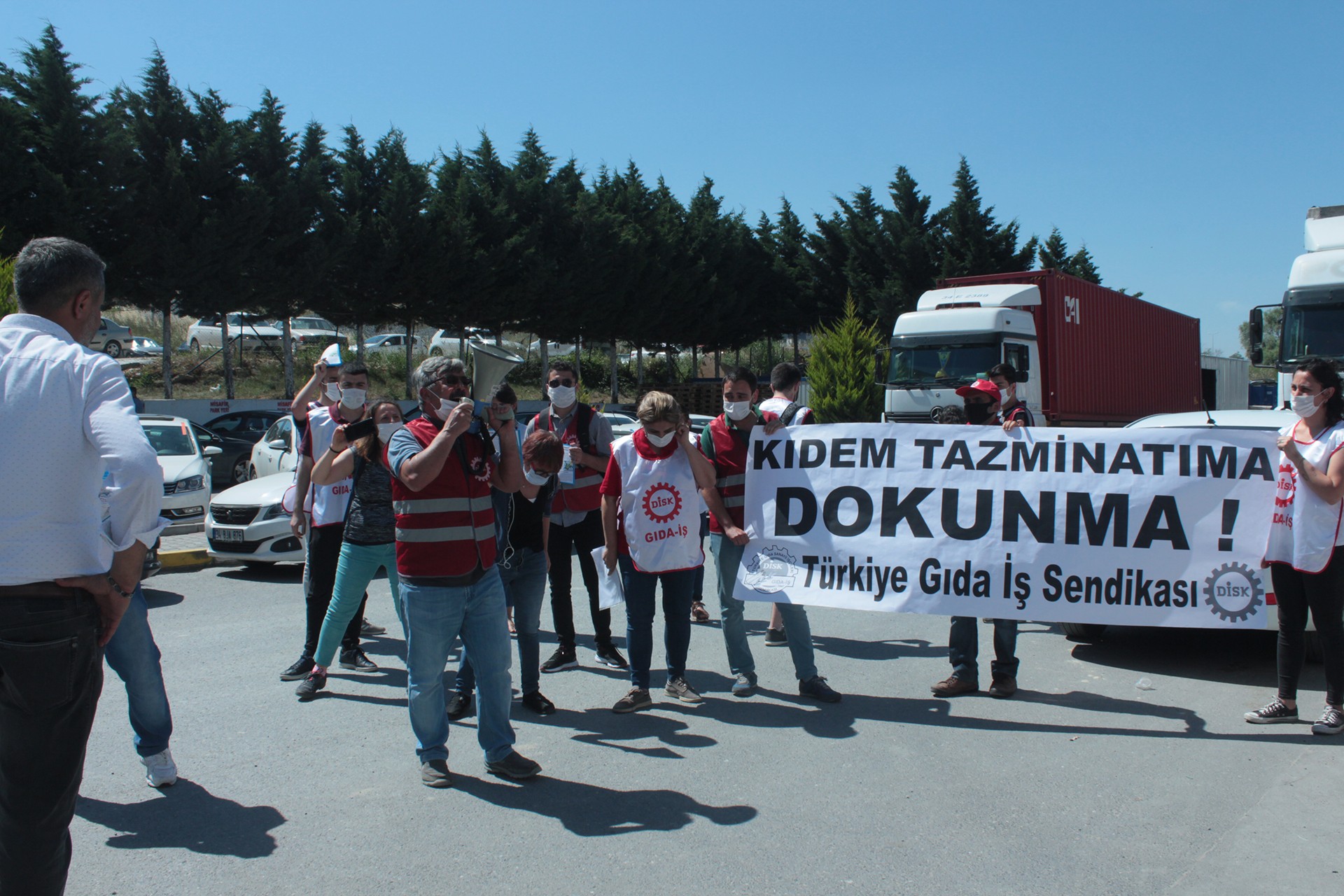 Gıda-İş, Haramidere Kervan gıda önünde basın açıklaması gerçekleştirdi |