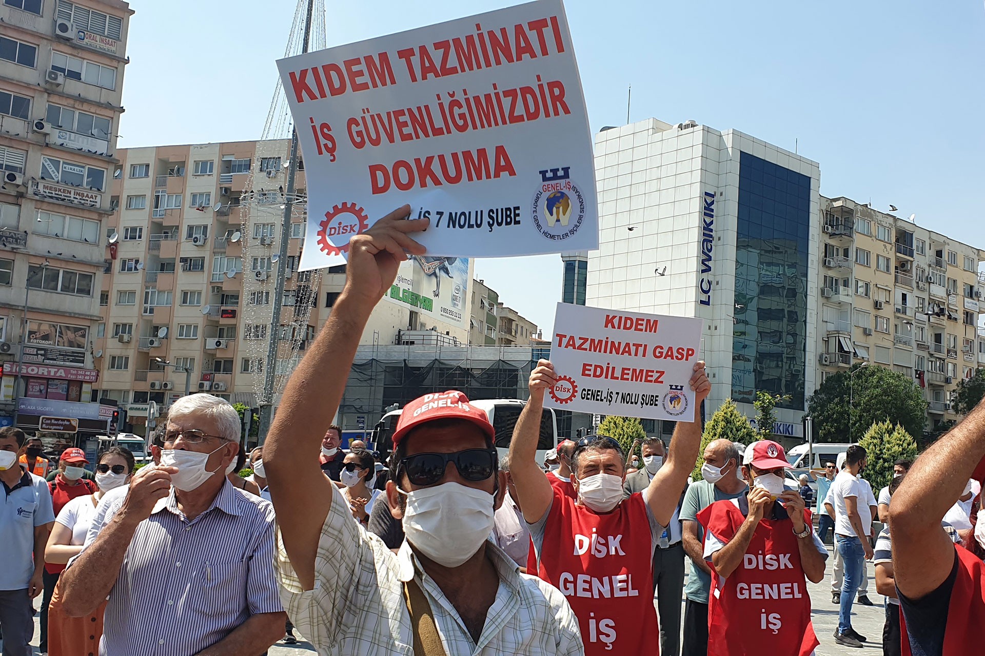 Bornova Emek ve demokrasi güçleri bornova meydanda kıdem tazminatının fona devrine karşı basın açıklaması yaparken