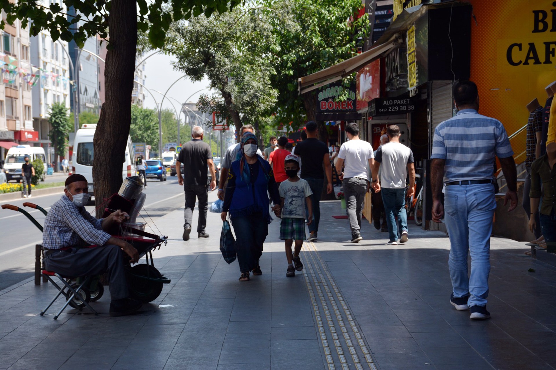 Diyarbakır sokağında dolaşanlar