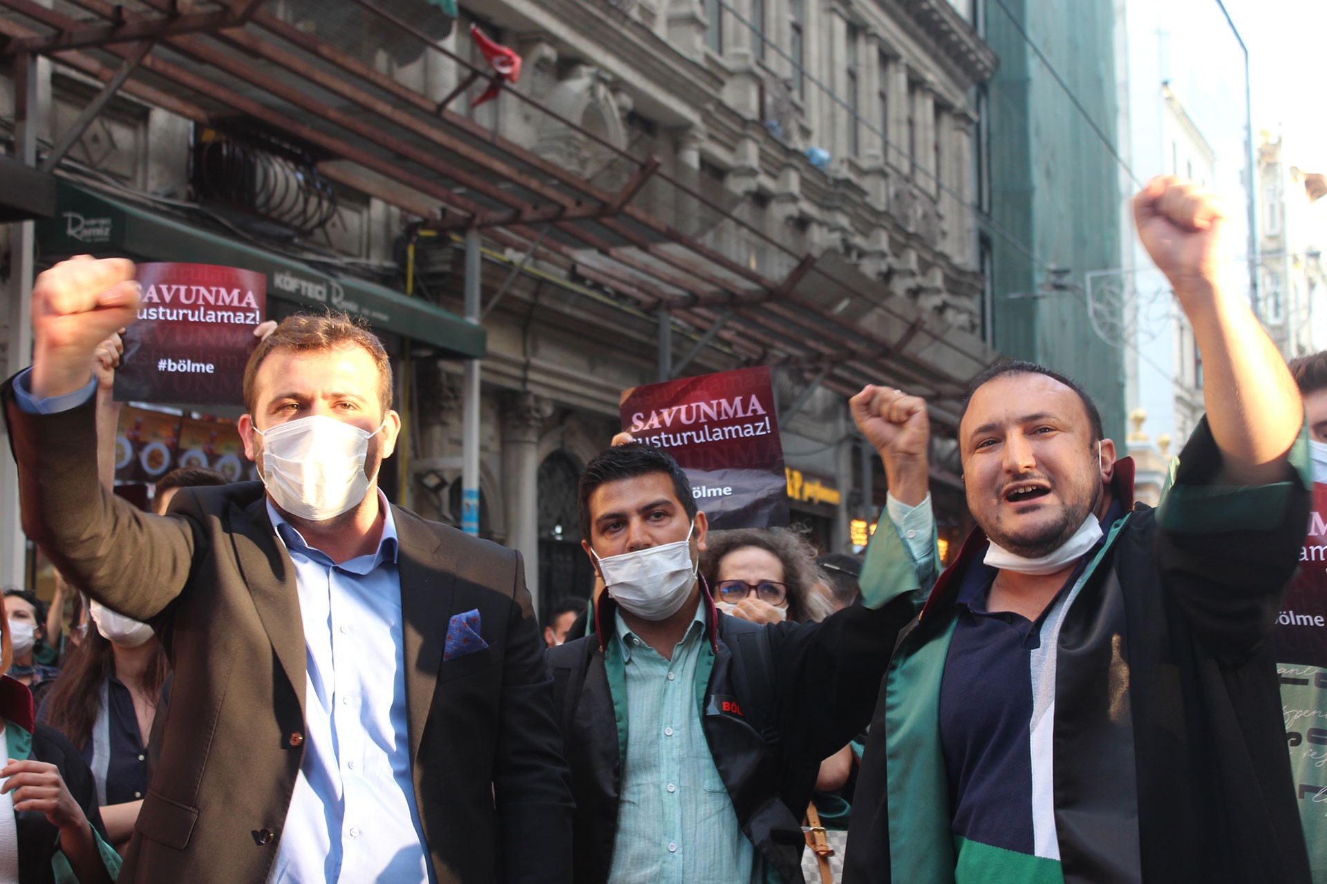 İstanbul'da savunma nöbetine katılan avukatlar