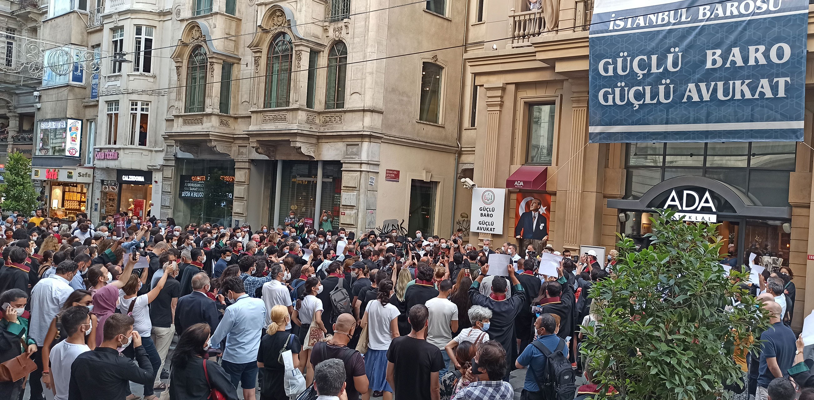 İstanbul'da savunma nöbetine katılan avukatlar