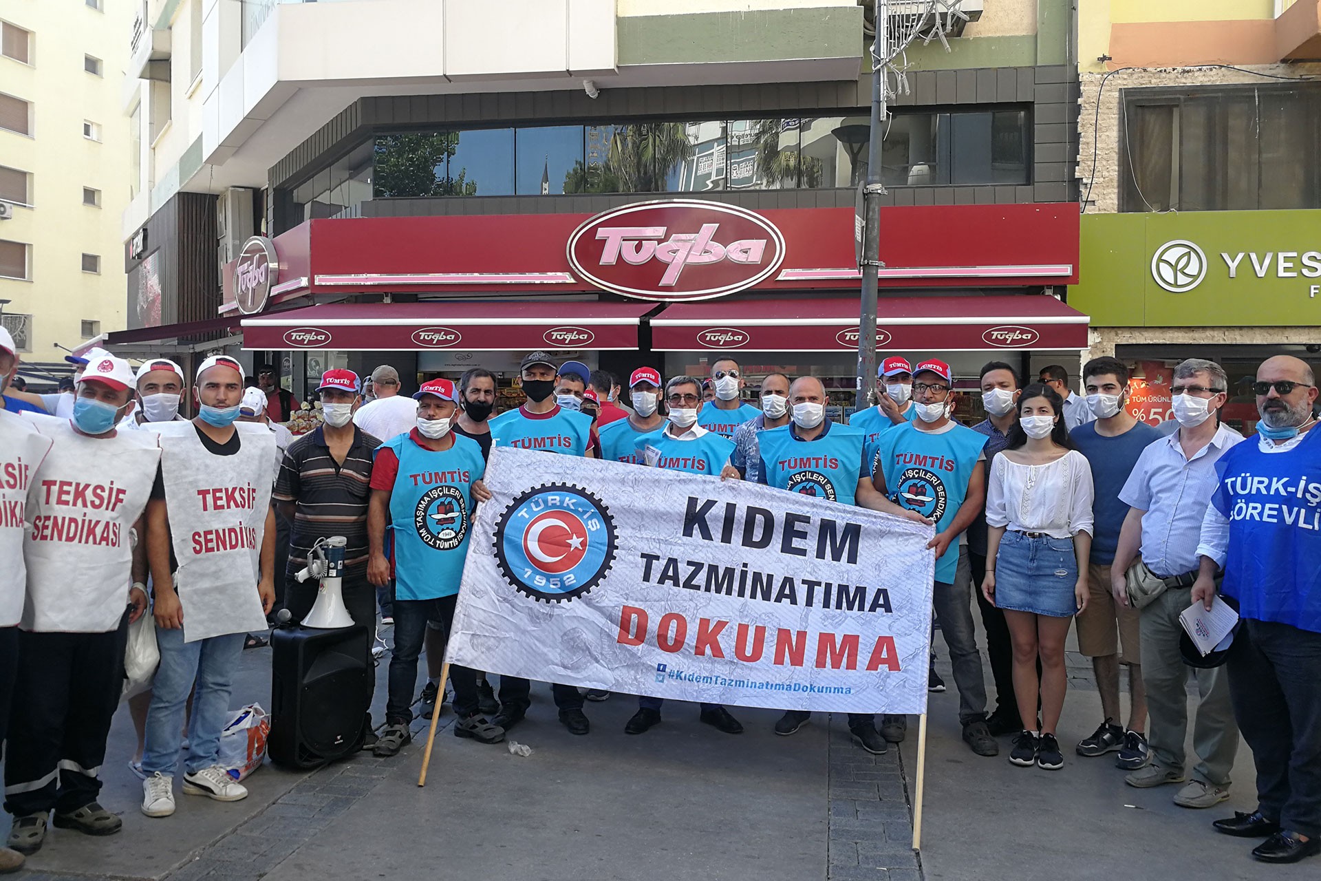 Türk-İş Ege Bölge Temsilciği Alsancak Kıbrısşehitleri caddesinde kıdem tazminatının fona devrine karşı basın açıklaması yaptı 