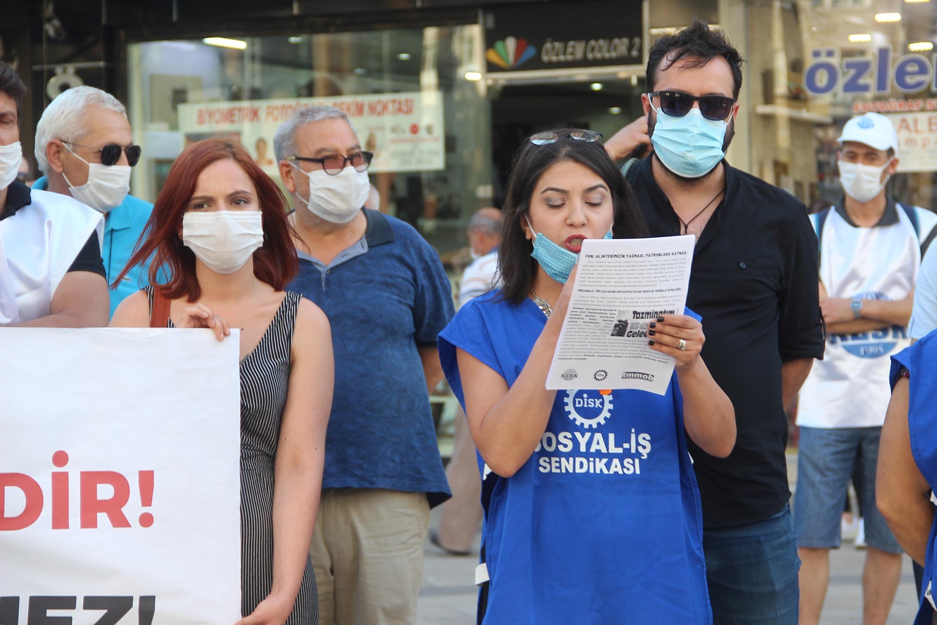 Denizli’de KESK, DİSK ve TMMOB'nin çağrısıyla kıdem tazminatının gasbına karşı stant kuruldu, basın açıklaması yapıldı.