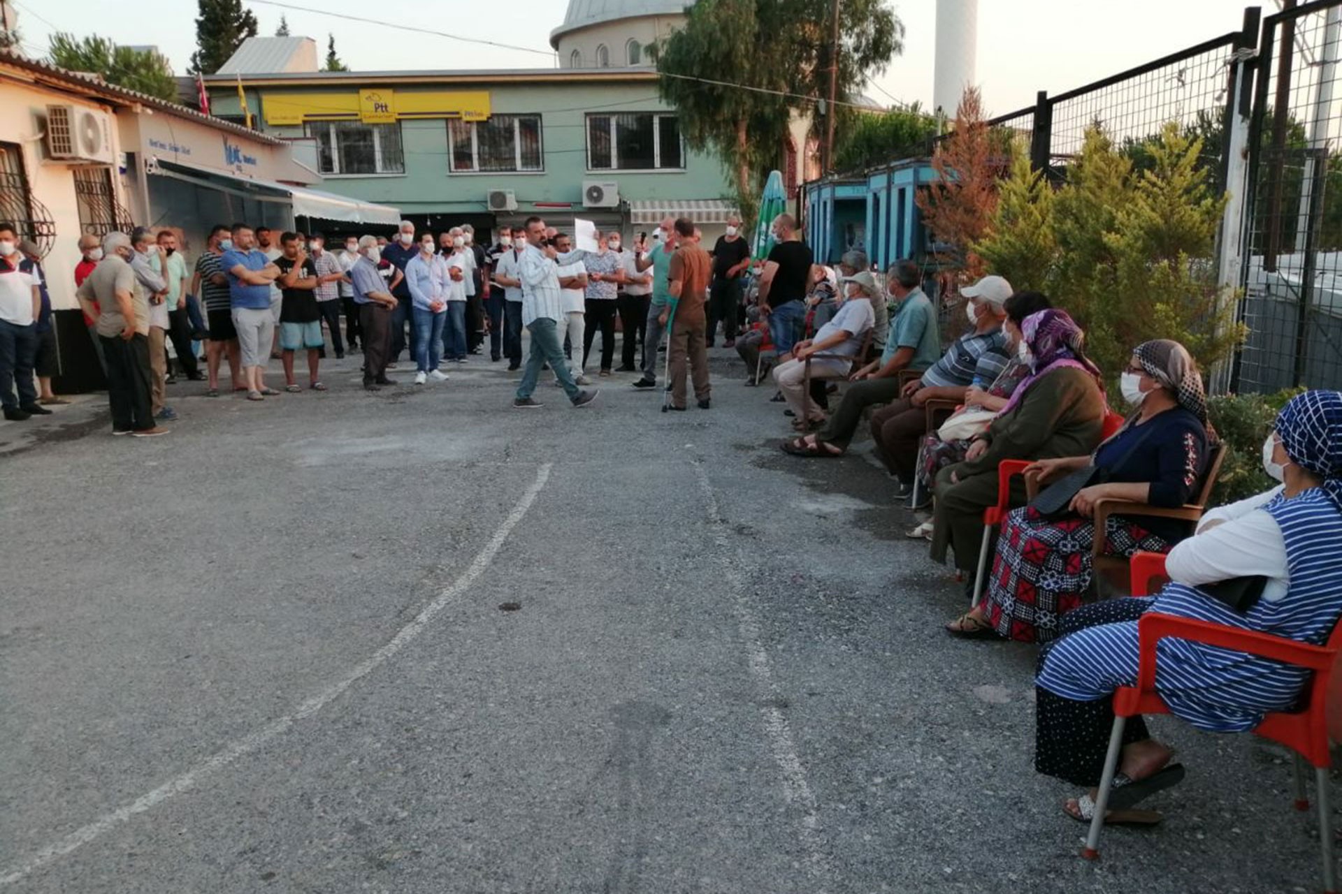 Karşıyaka Cumhuriyet mahallesi sakinleri muhtarlık binası önünde bir araya gelerek kentsel dönüşümle ilgili bilgilendirme toplantısı yaptı.