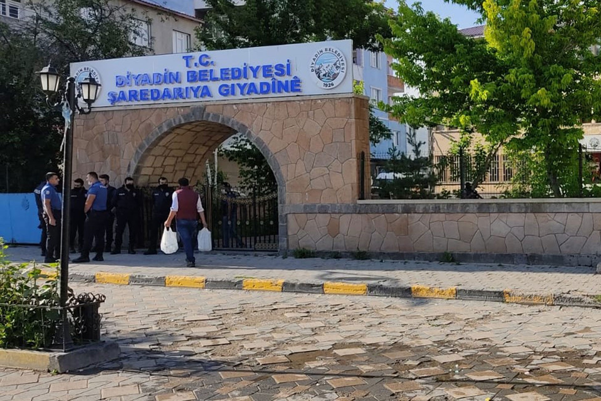 Diyadin Belediyesinin girişinde duran çok sayıda polis.