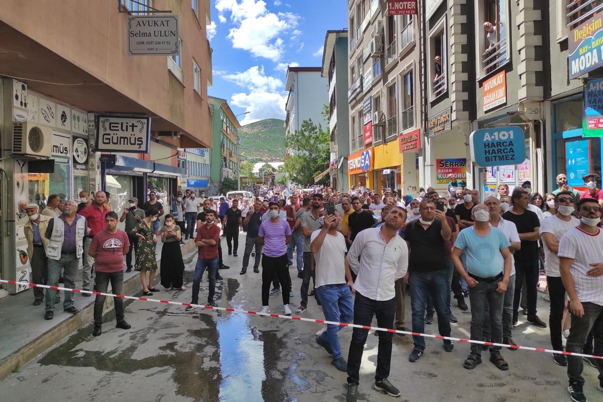 Mahsur kalan işçilerin kurtarıldığı anı izleyen insanlar