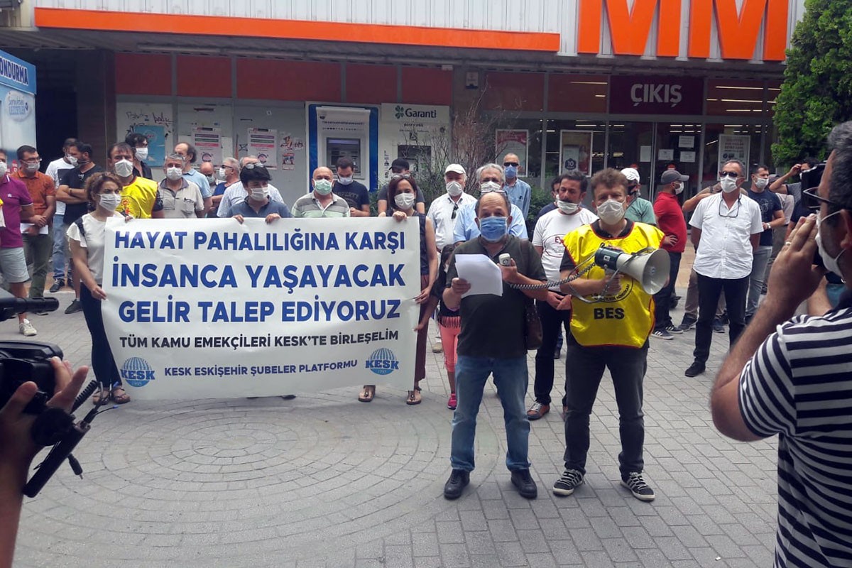 Eskişehir'de ek zam için açıklama yapan KESK üyeleri