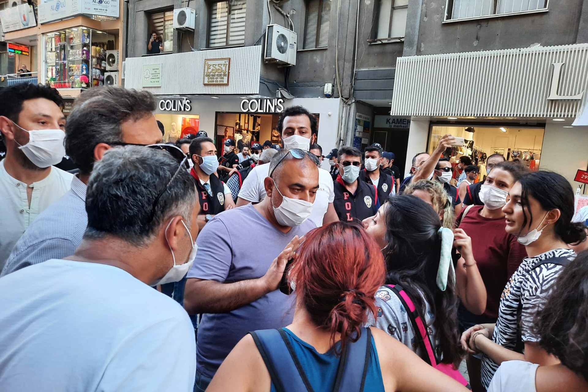 İzmir'de Pınar Gültekin için yürümek isteyen kadınlara polis şiddeti - Evrensel