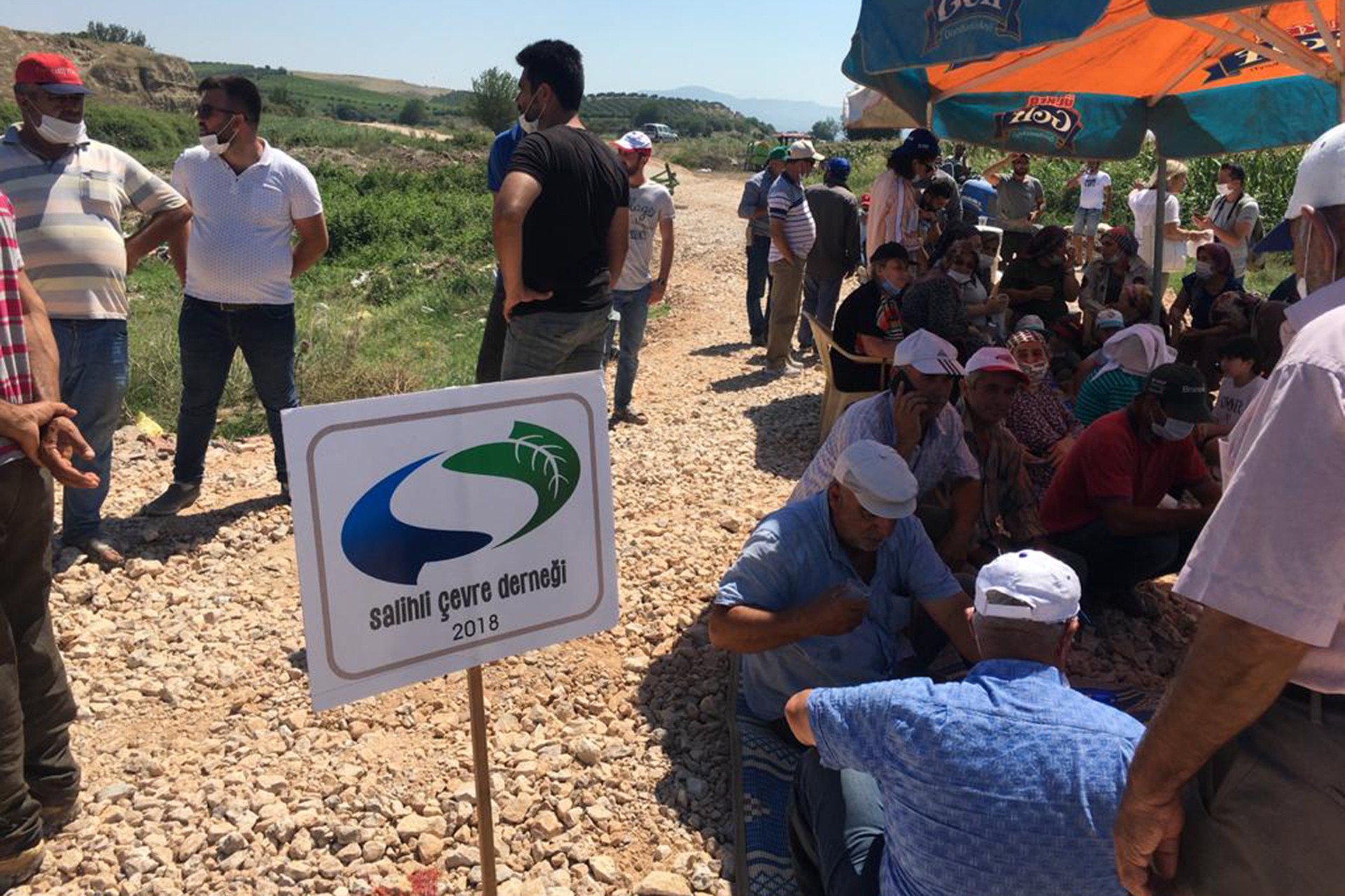 Salihli Çapaklı’da biyogaz santraline karşı tarlalarını savunan köylülere jandarma zoruyla engel olunduğu güne dair bir fotoğraf.