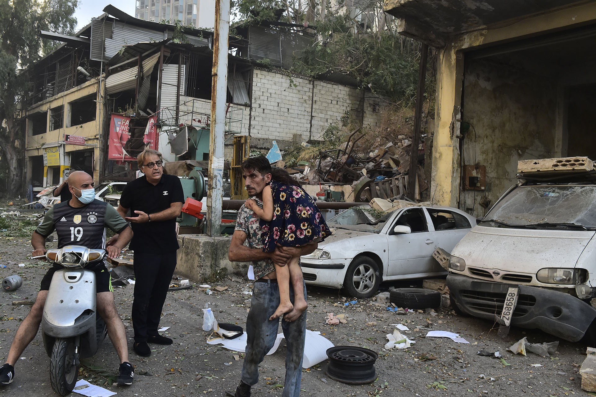 Beyrut'ta patlamanın yaşandığı bölgede araçlar ve binalar hasar gördü
