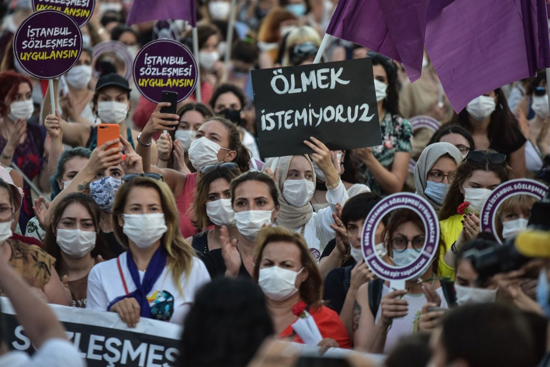 Kadın eylemi, elinde ölmek istemiyoruz dövizi tutan bir kadın, İstanbul Sözleşmesi uygulansın dövizleri