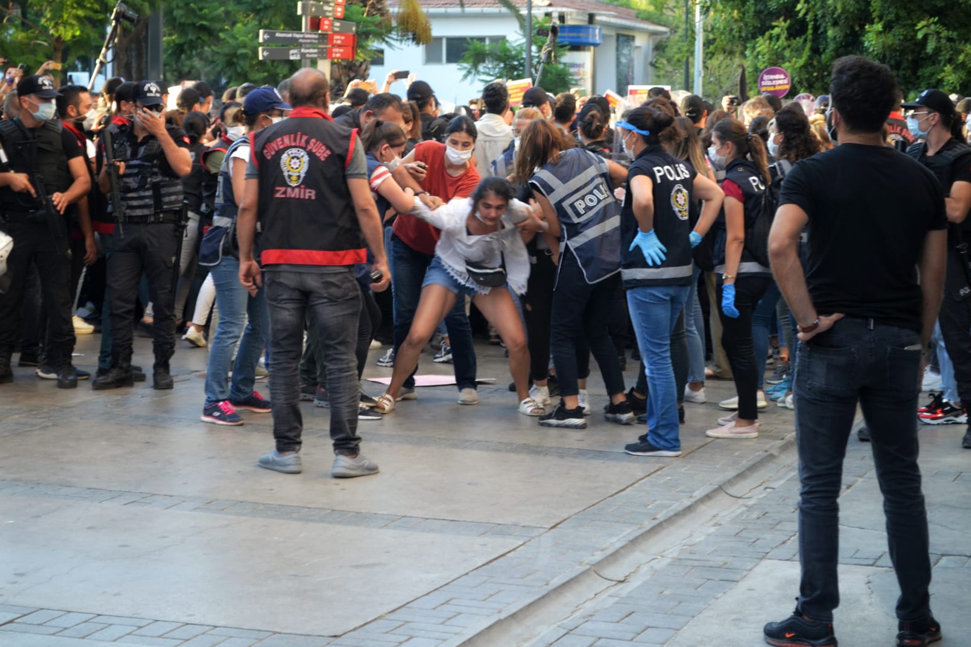 İzmir'de genç bir kadın gözaltına alınırken, polisler kadını darbediyor