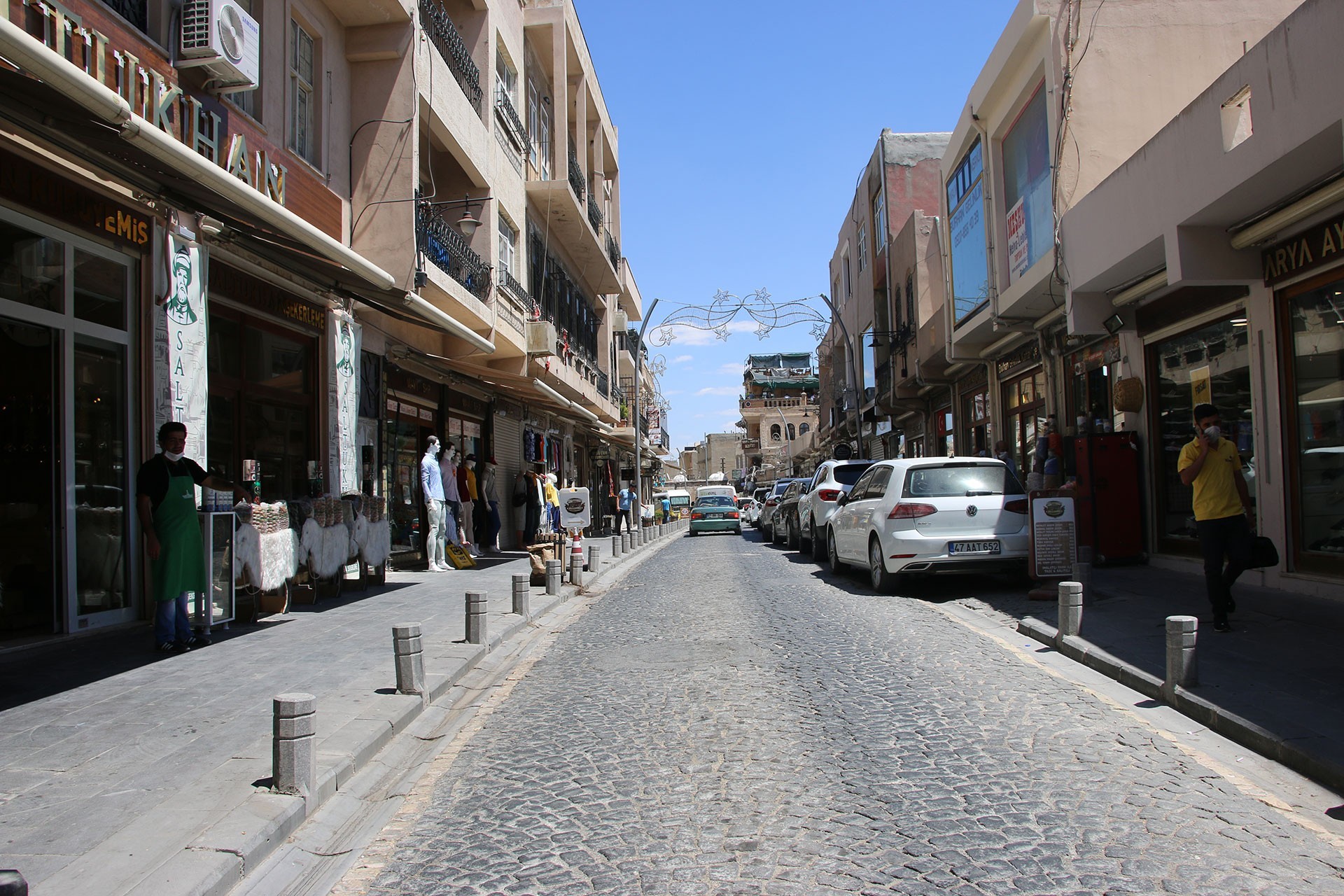 Dükkanların yer aldığı bir cadde.